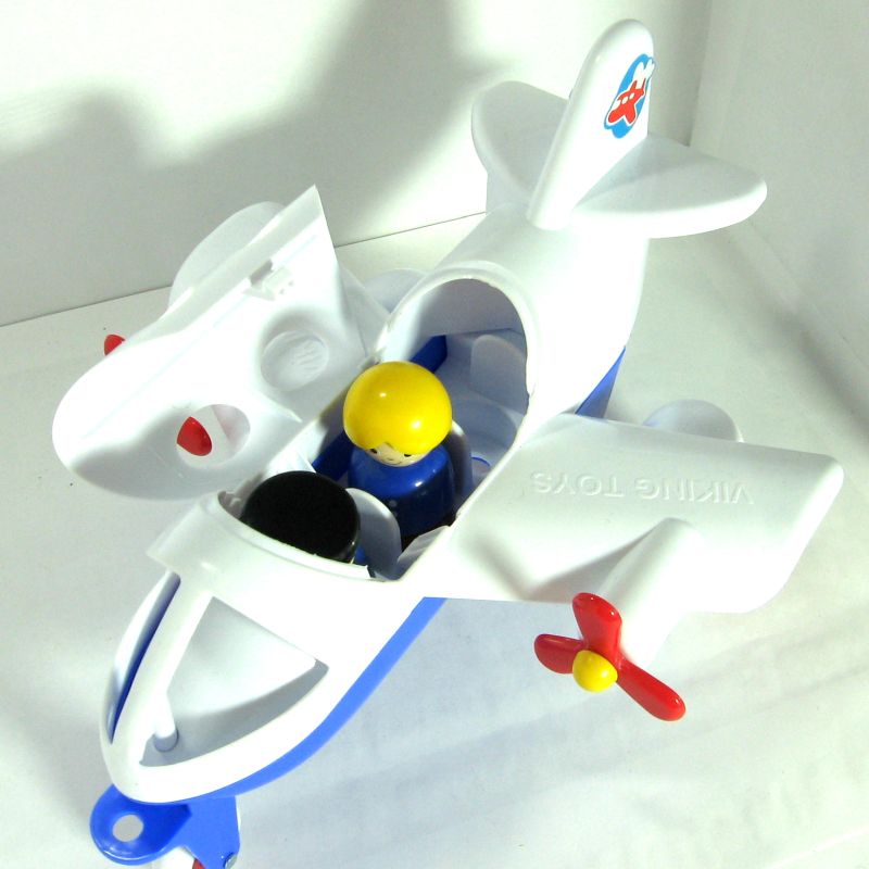 Игрушка самолет для малышей 26 см из пластика, с 2-ми фигурками и открывающейся крышей салона  Игрушка самолет для малышей 26 см из пластика, с 2-ми фигурками и открывающейся крышей салона
