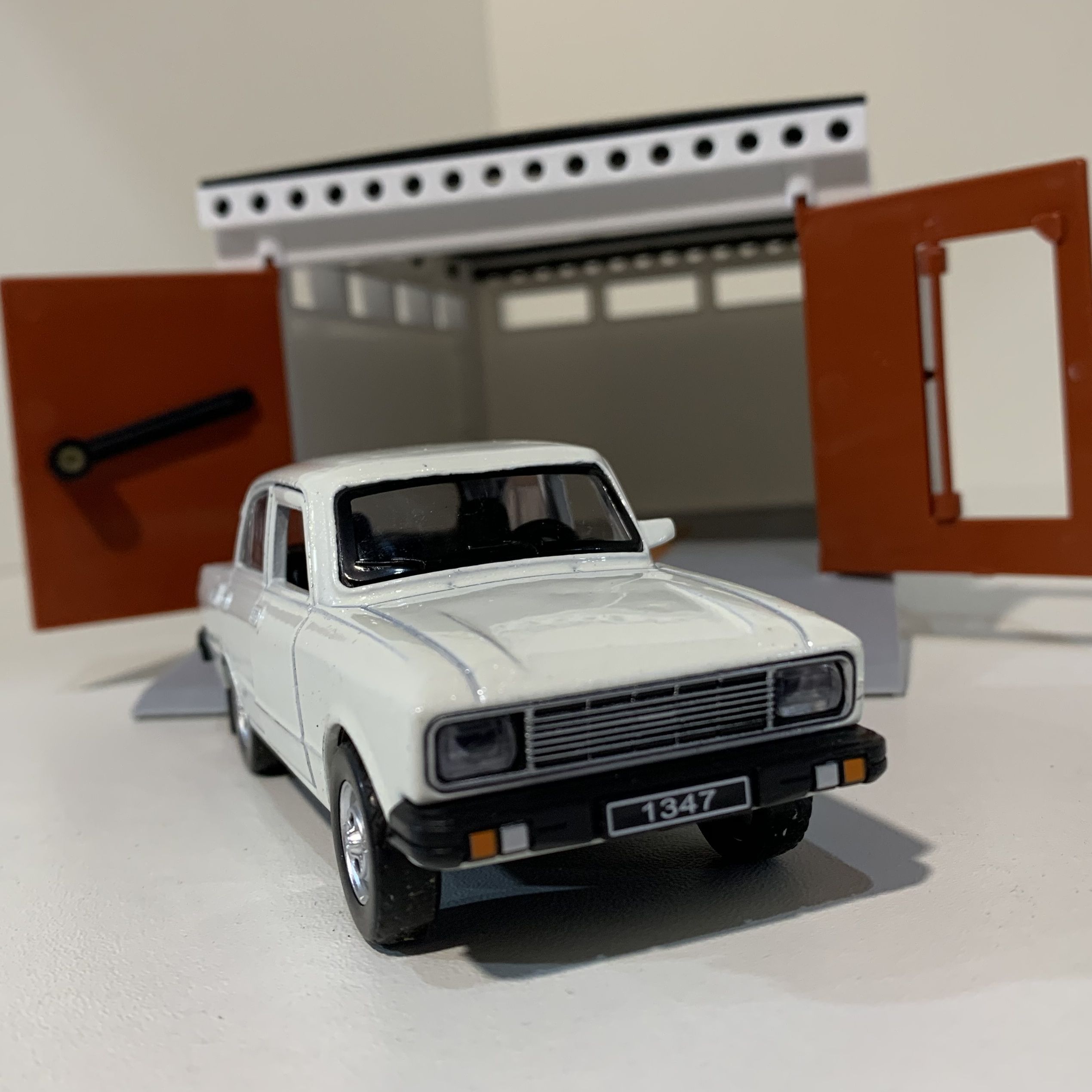 Гараж с распашными воротами и металлическая машинка модель Москвич-2140sl инерция, 2 откр. двери и багажник - белый