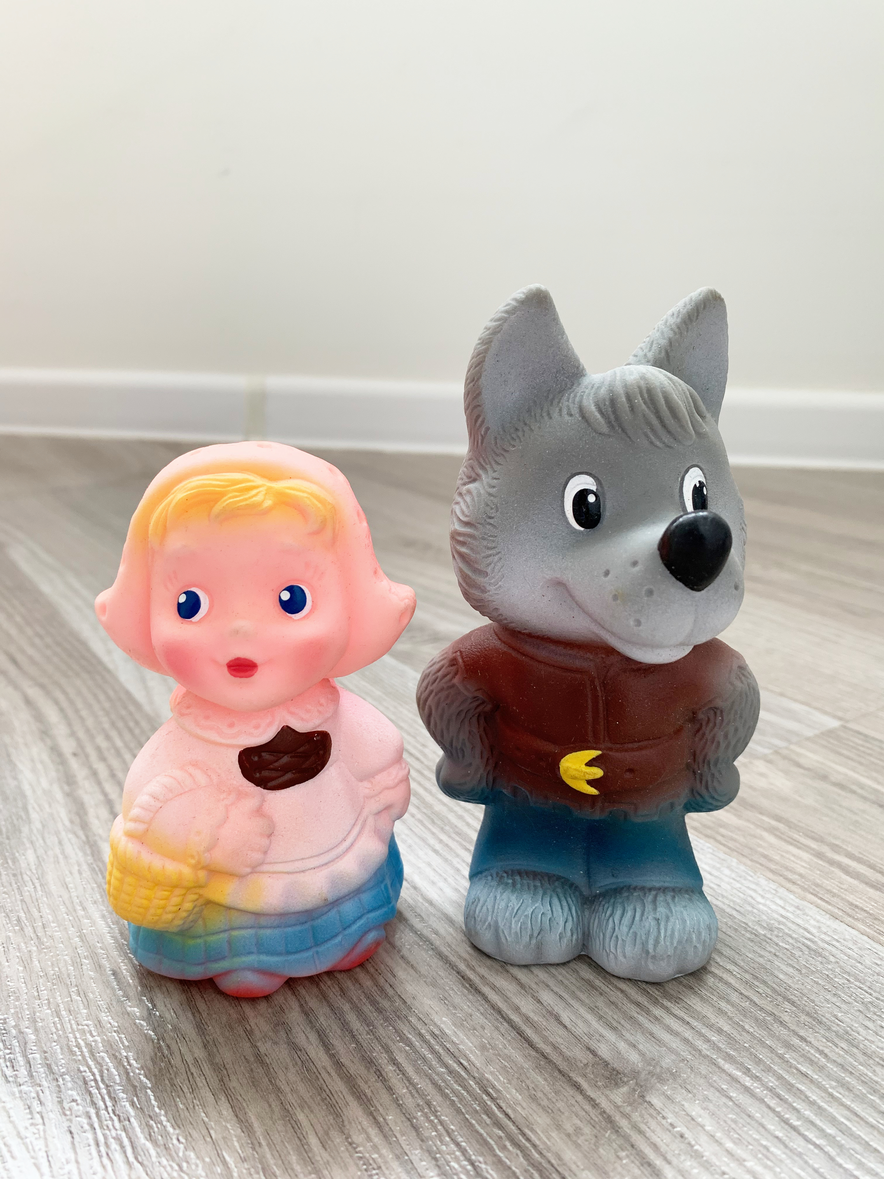 Фигурка волка и Красной Шапочки.