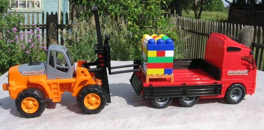 Игрушка грузовик Volvo + автопогрузчик с конструктором супер-микс