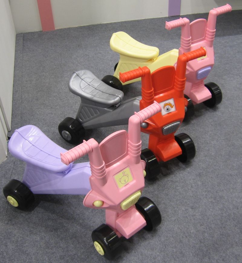 Каталка Мишка огонек с подарочным песочным набором