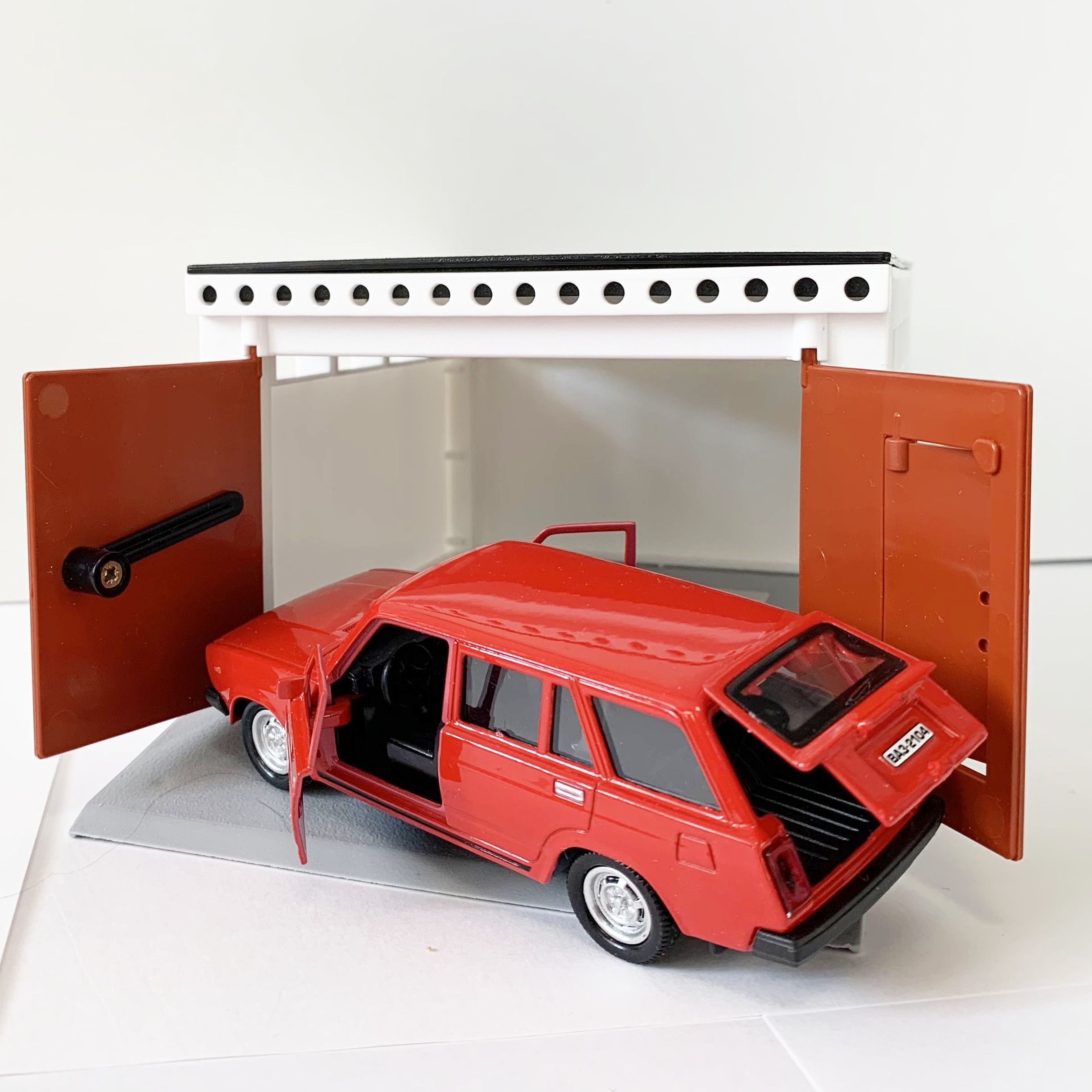 Игрушка гараж с распашными воротами 21 см - 12 см машинка 2104 металл, инерция, 2 открывающиеся двери и багажник - красная
