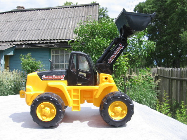 Детский трактор погрузчик с ковшом. 