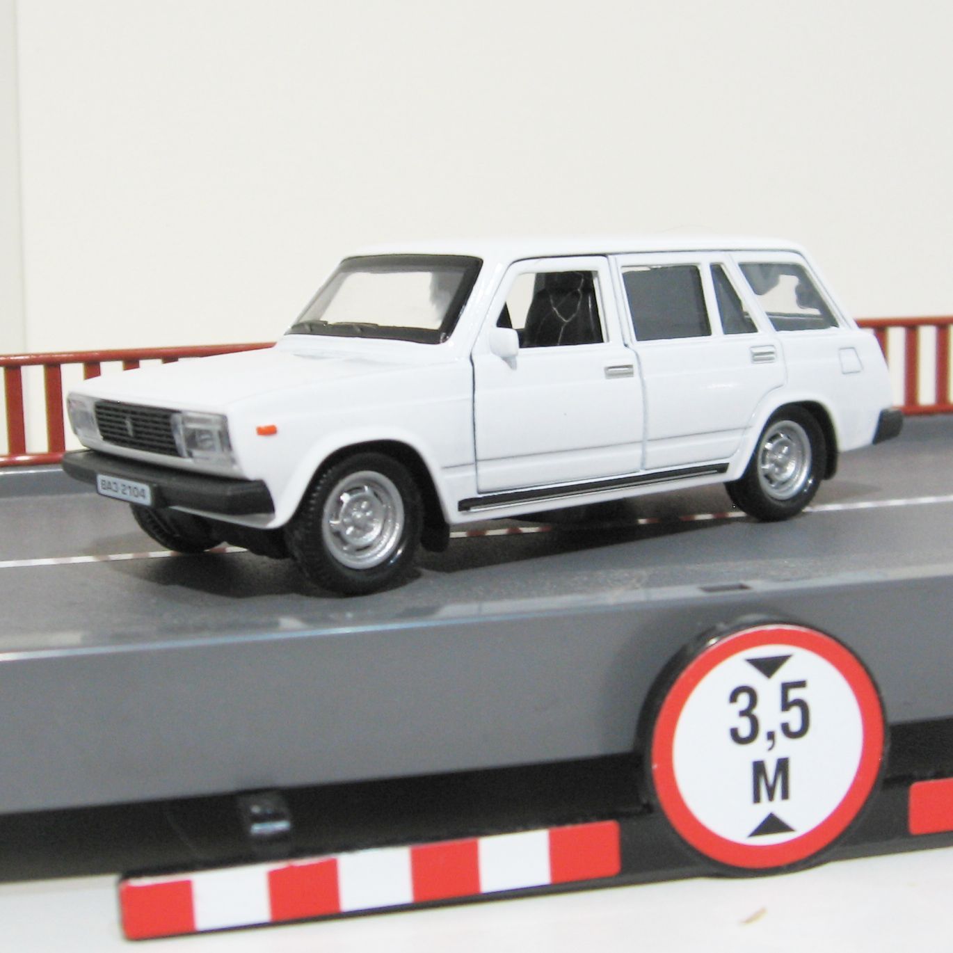 Металлическая инерционная машинка ЛАДА Классика универсал 2104 белая