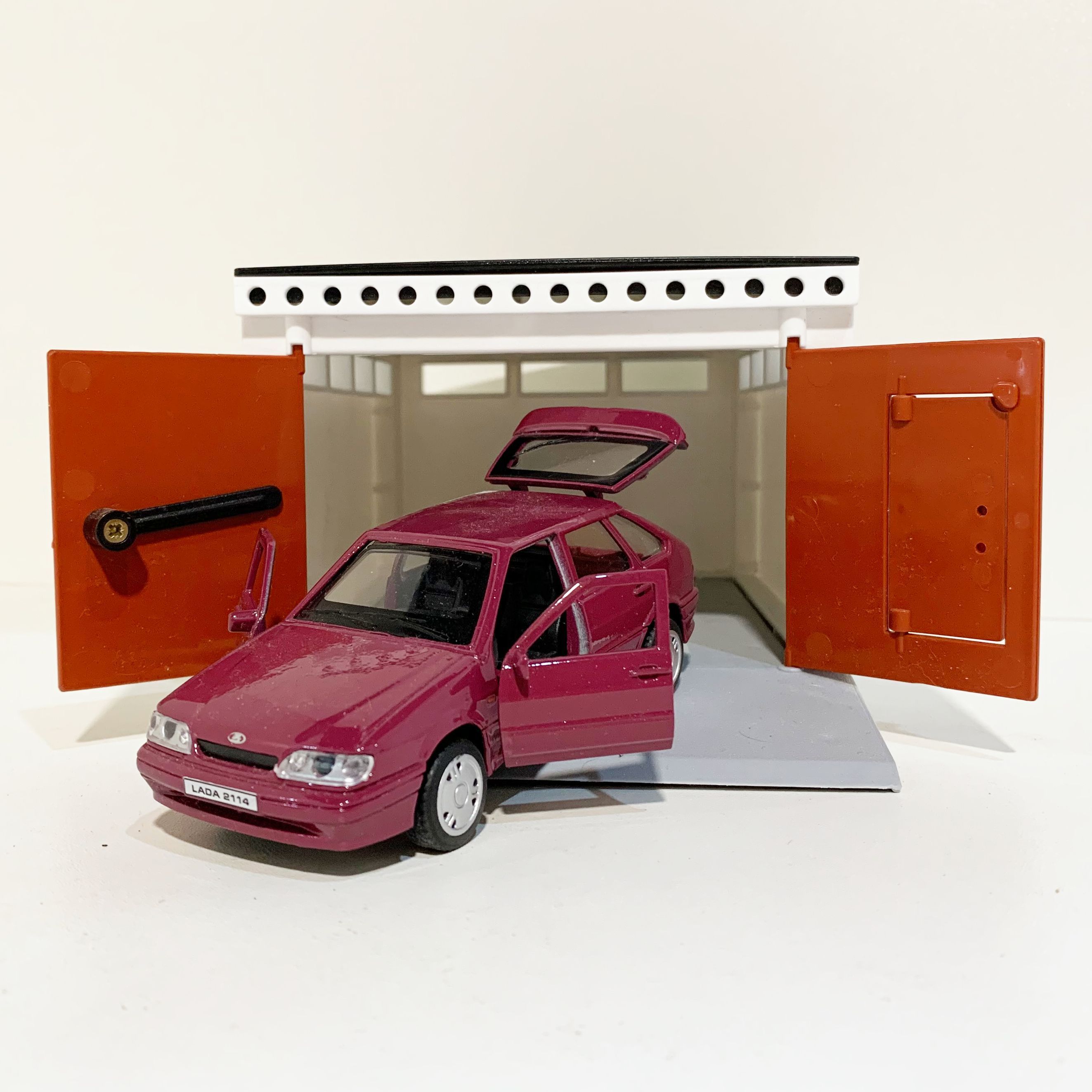 Гараж с распашными воротами и металлическая инерционная машинка ВАЗ 2114 с открывающимися дверями и багажником бордовая