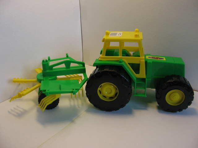 Детский пластмассовый трактор с сеноворошилкой. Купить пластмассовый трактор.