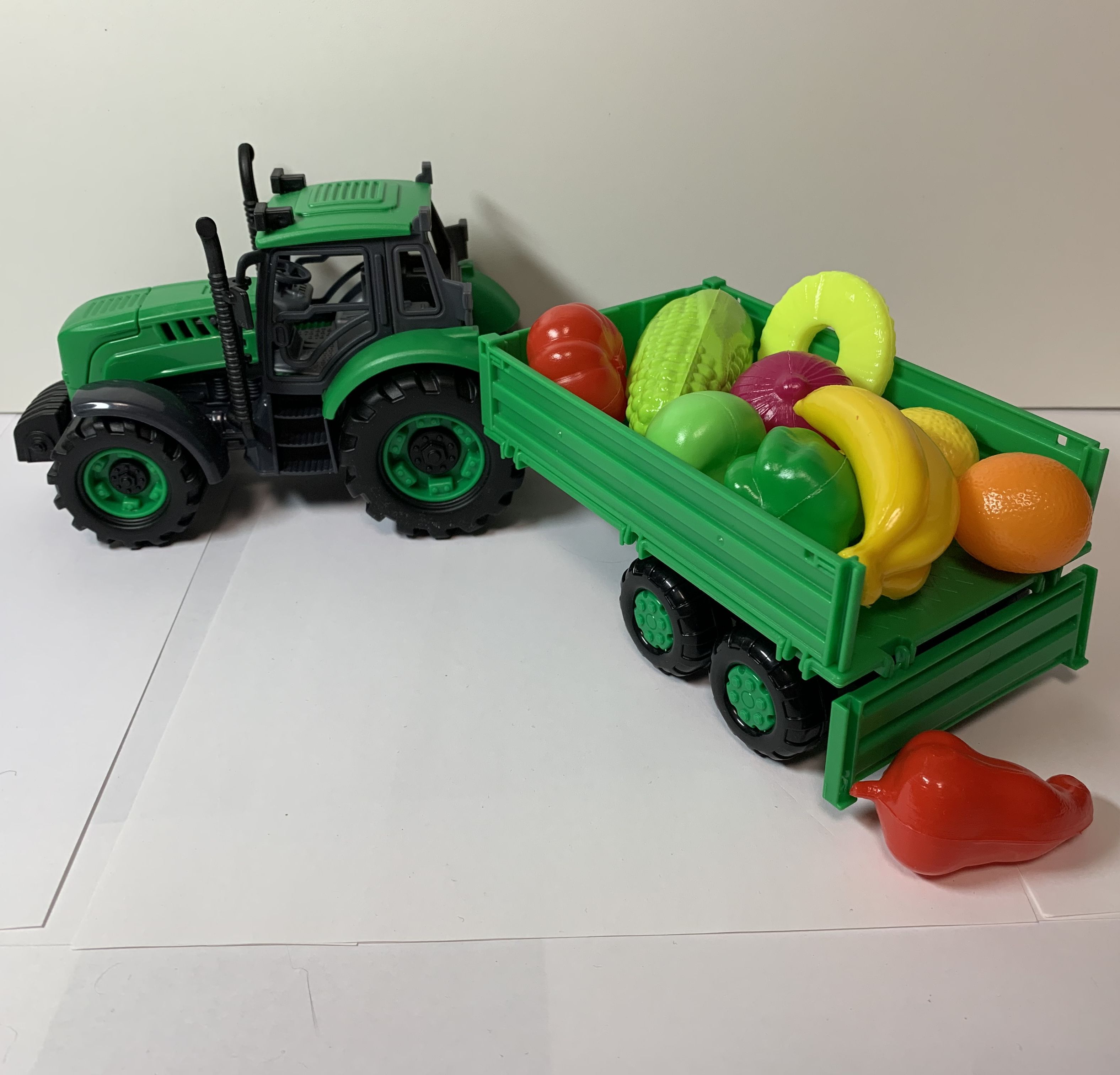 Инерционный трактор с (37 см) прицепом (зеленый) и овощами и фруктами (10 шт.)