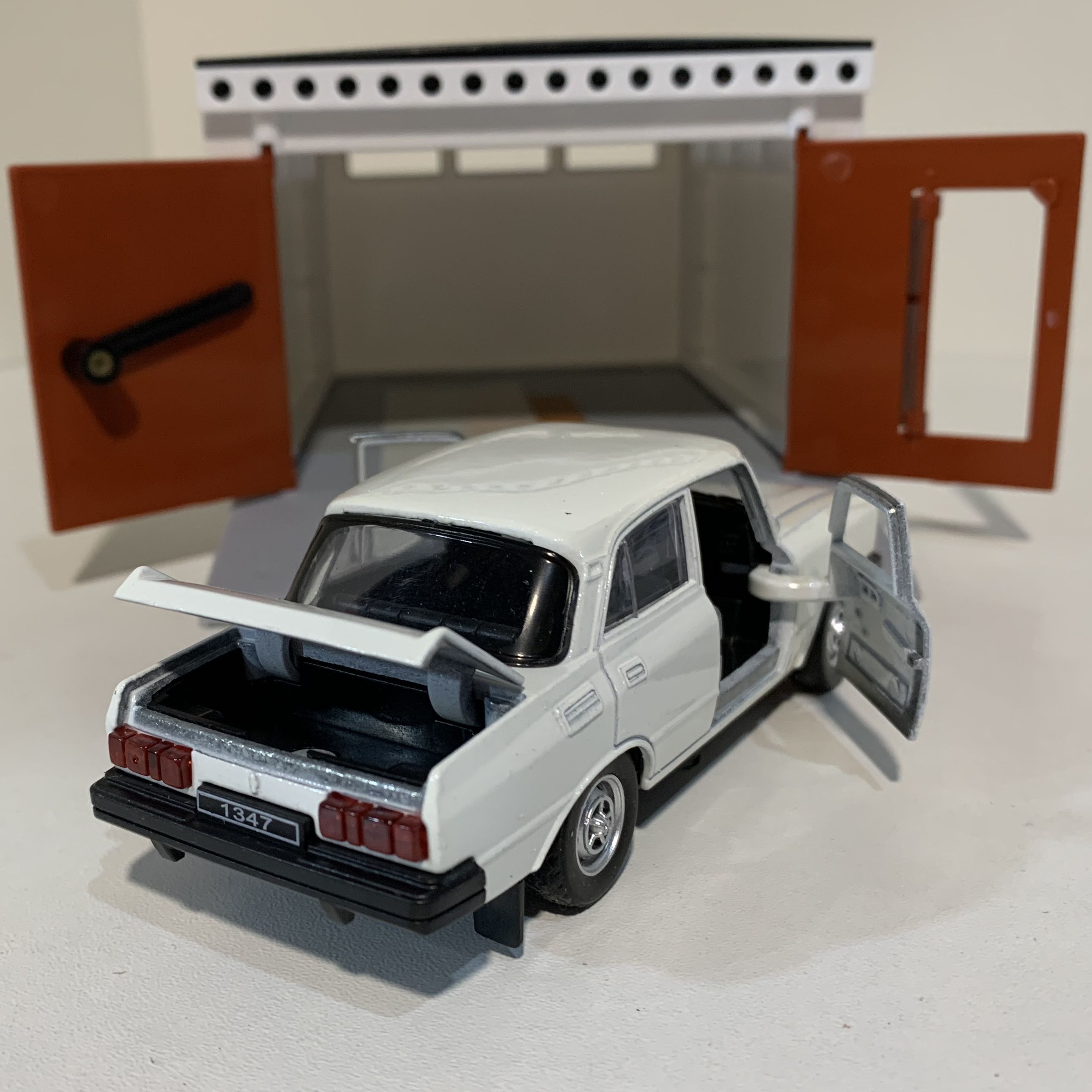 Гараж с распашными воротами и металлическая машинка модель Москвич-2140sl инерция, 2 откр. двери и багажник - белый