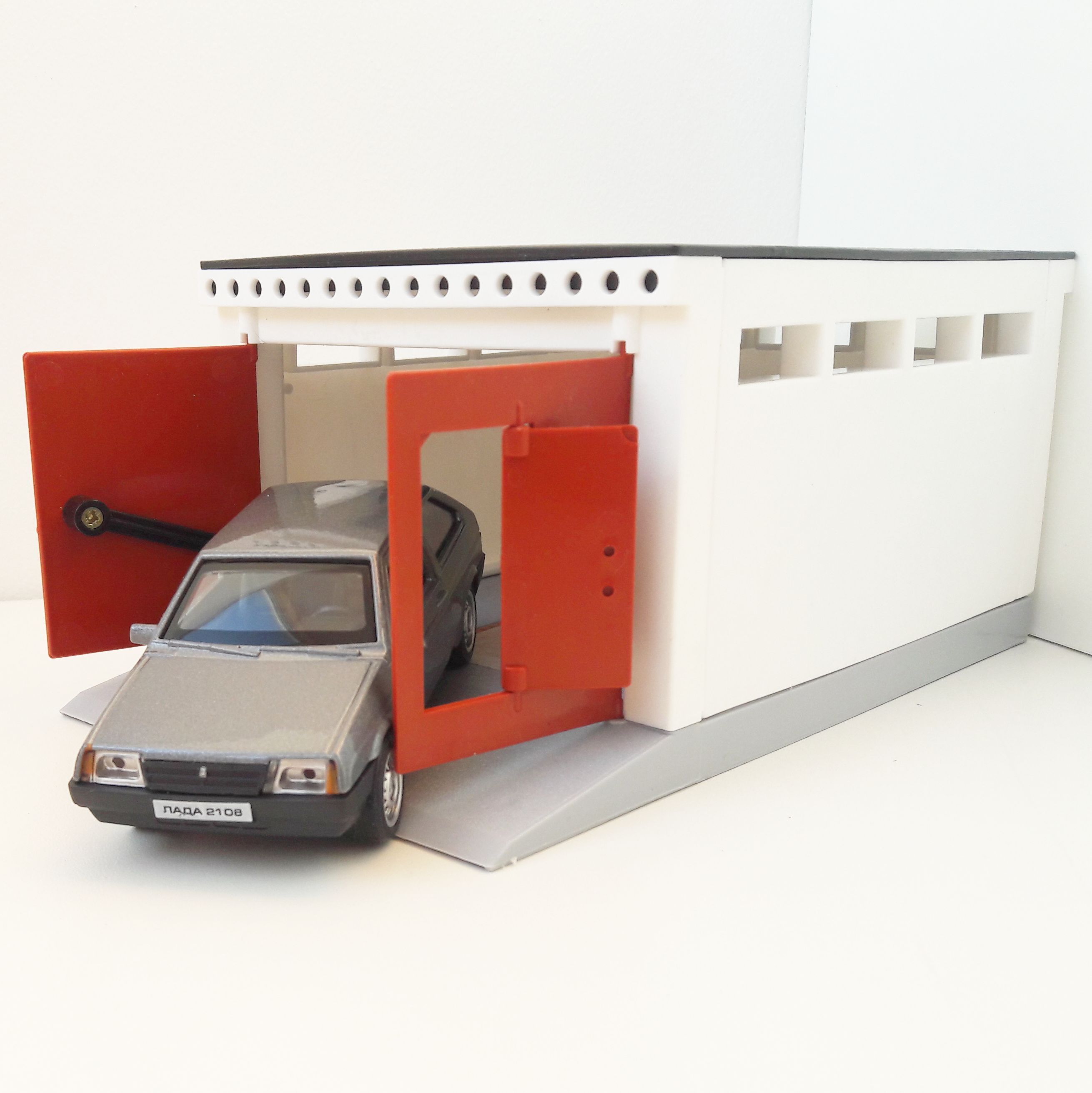 Гараж разборный и металлическая машинка 12 см с инерционным механизмом и открывающимися дверями серая