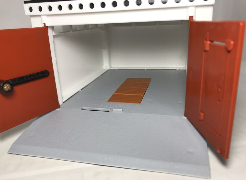 Гараж с распашными воротами и металлическая инерционная машинка ВАЗ 2106 с открывающимися дверями и багажником