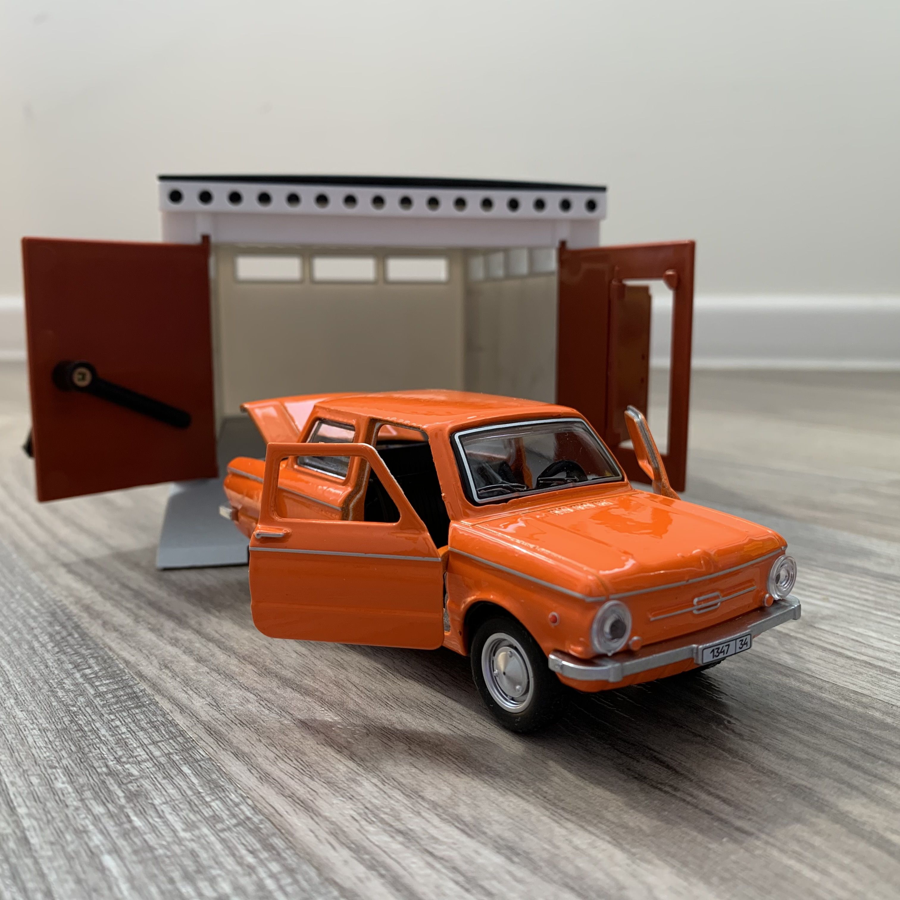 Гараж с распашными воротами и металлическая машинка 12 см модель Запорожец ЗАЗ-968А инерция, открытие 2-х дверей, багажника - оранжевый