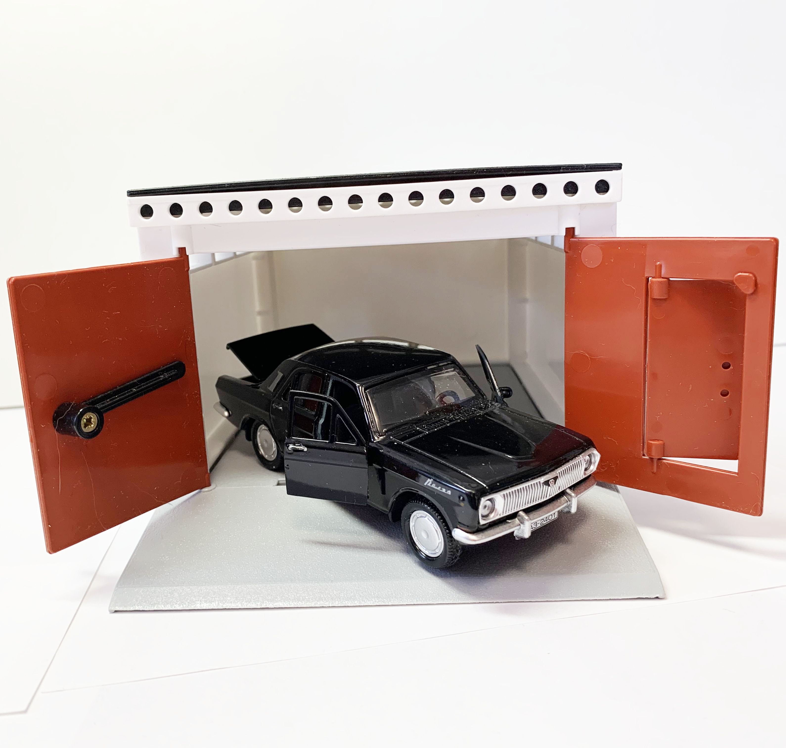 Гараж и черная Волга ГАЗ 2401 седан, метал., инерц., откр. дверей - ретро гараж с распашными воротами