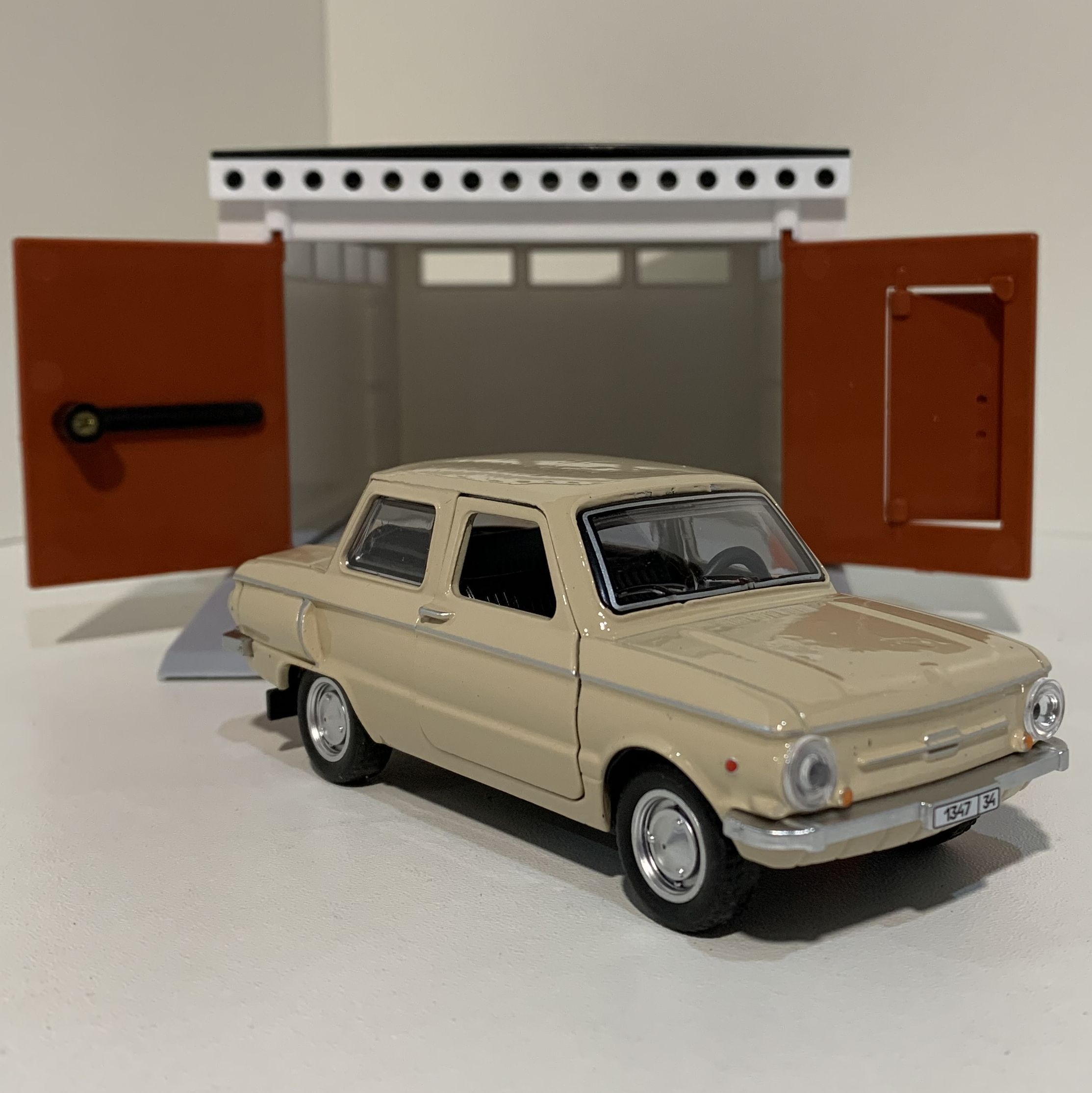 Гараж с распашными воротами и металлическая инерционная машинка модель Запорожец ЗАЗ-968А с 2-мя открывающимися дверями 12 см - бежевый