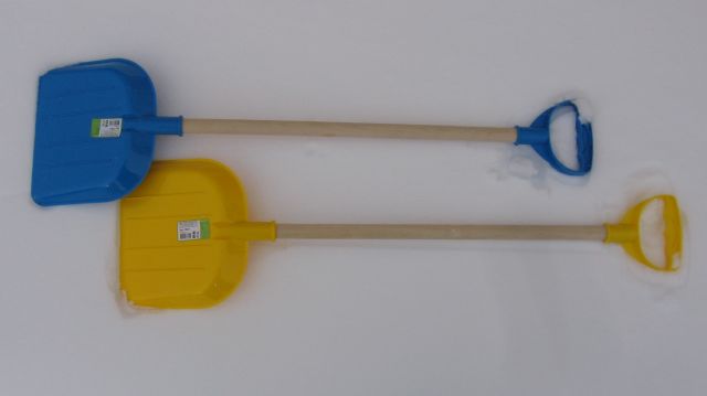 Детские лопаты для снега. Лопата детская с деревянной ручкой.