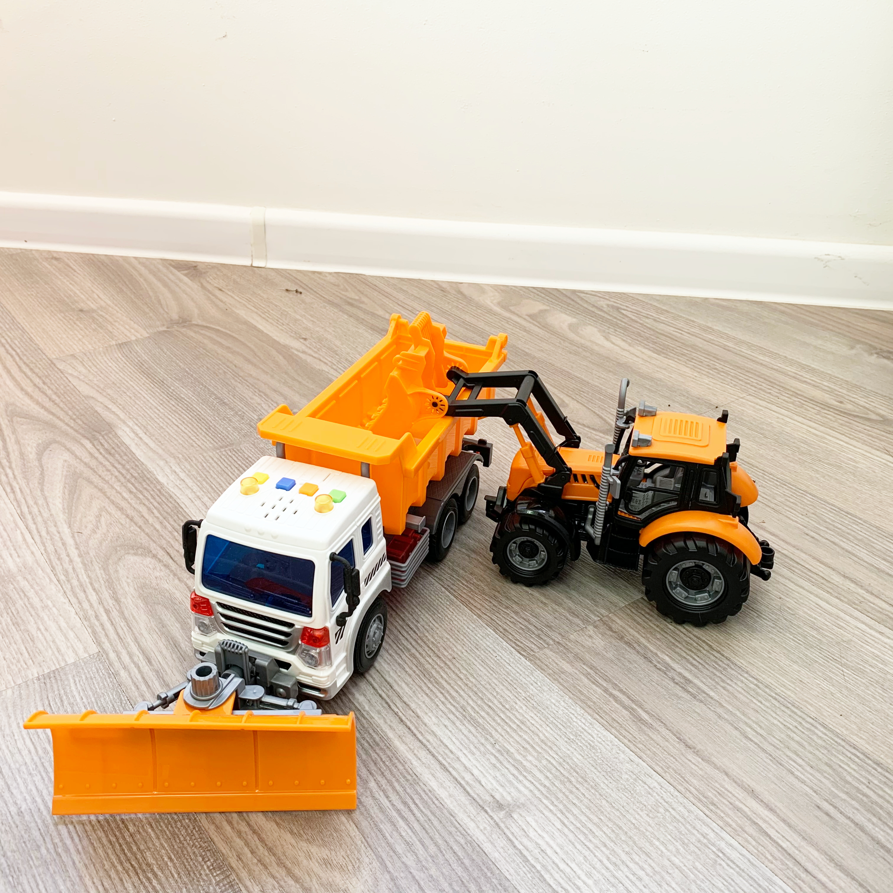 Набор снегоуборочной техники: самосвал и трактор-погрузчик Полесье Набор снегоуборочной техники: самосвал и трактор-погрузчик Полесье