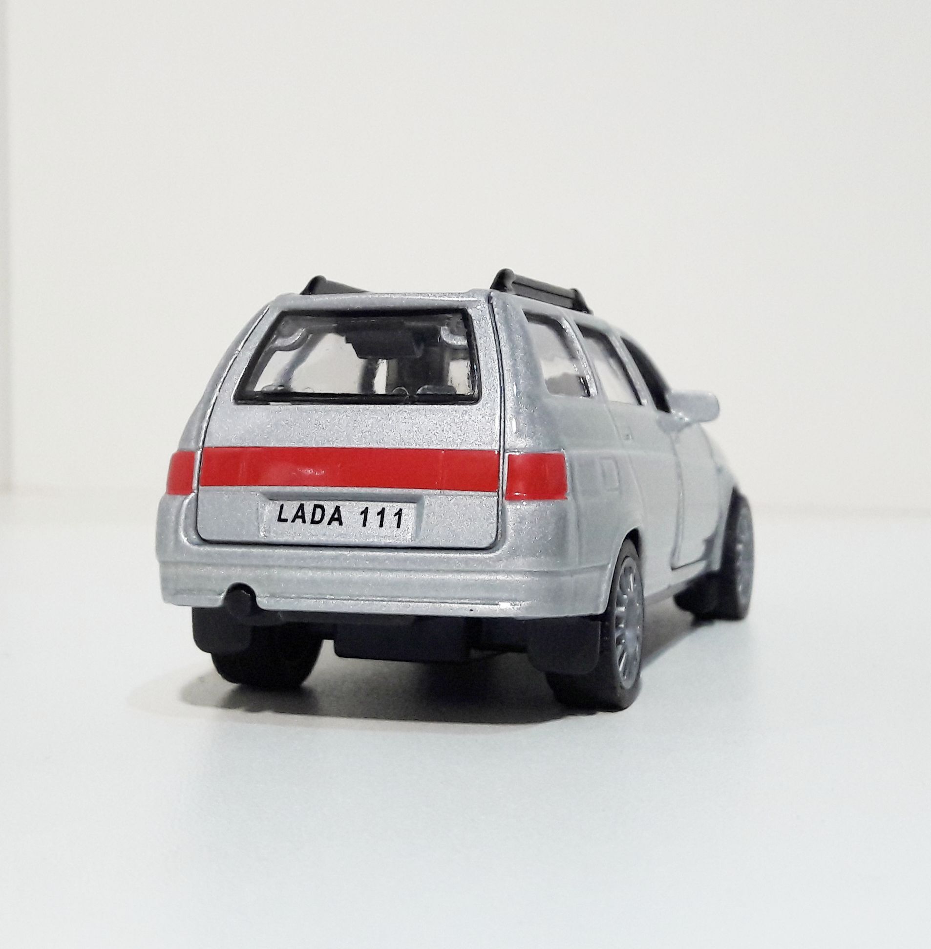 Металлическая инерционная машинка универсал 2111 серебристая