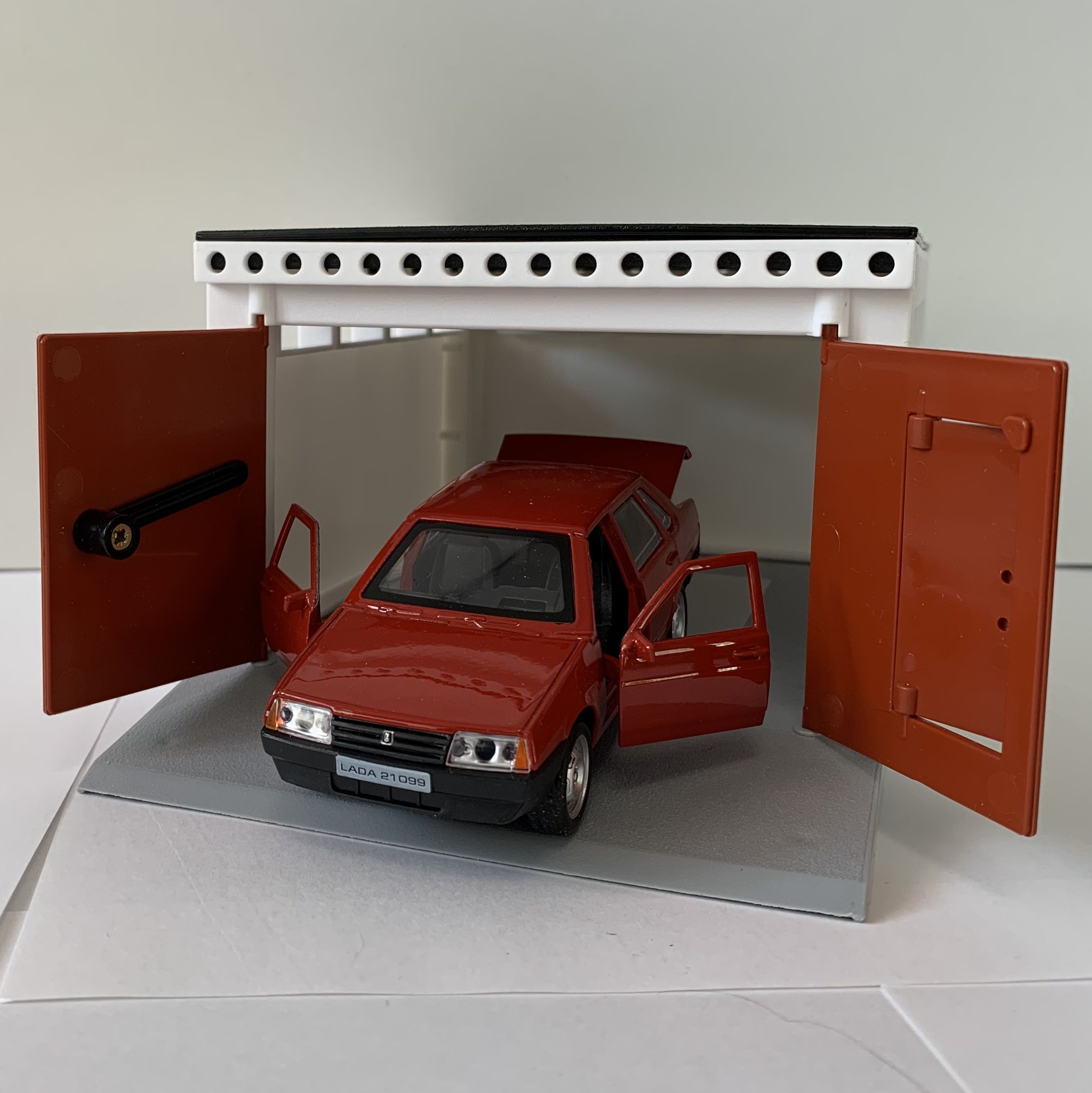 Металлическая машинка игрушка модель LADA 21099 КРАСНАЯ в ретро гараже с распашными воротами 21 см