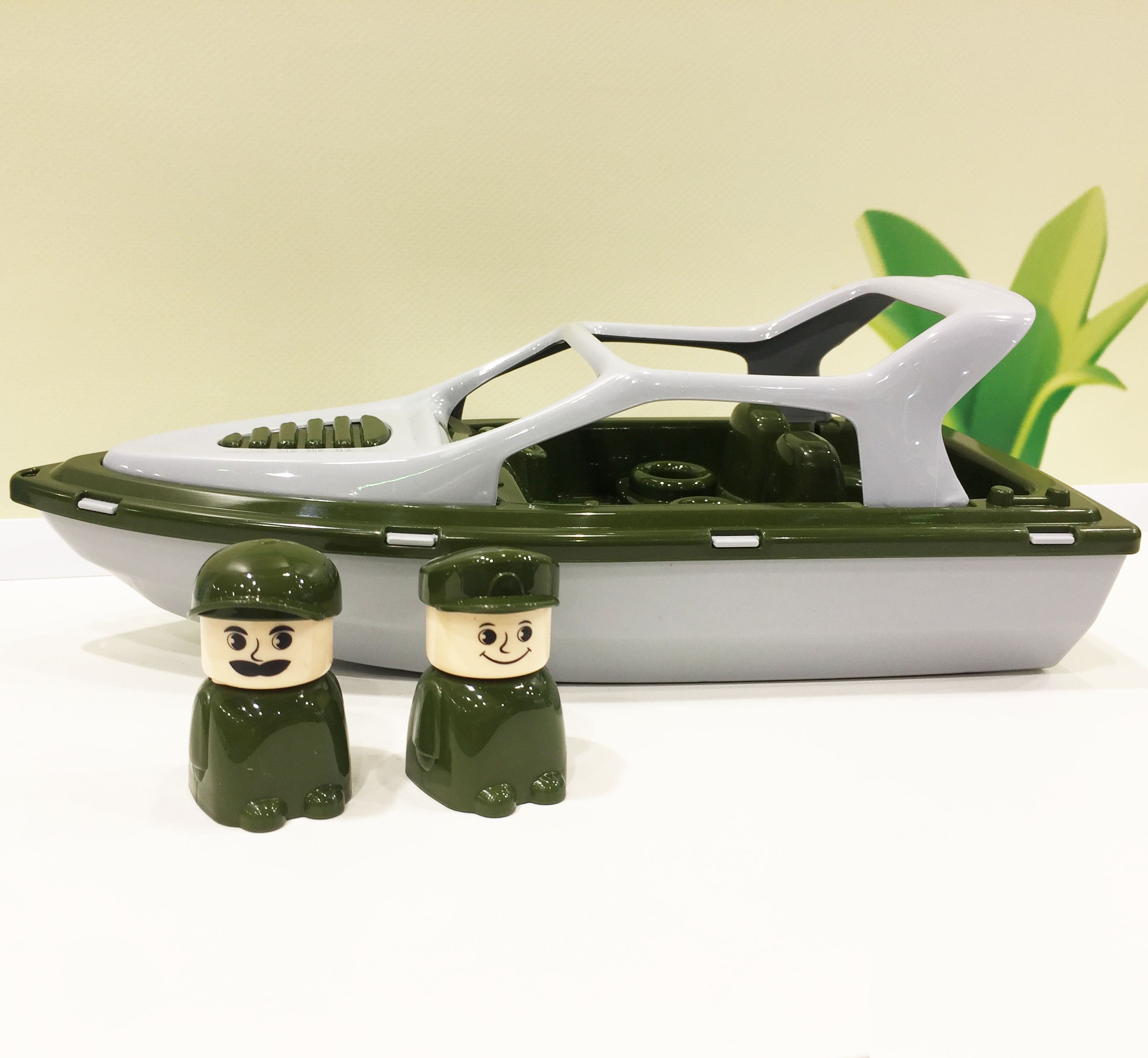 Игрушечный военный катер 28 см с 2-мя человечками - для купания в ванной