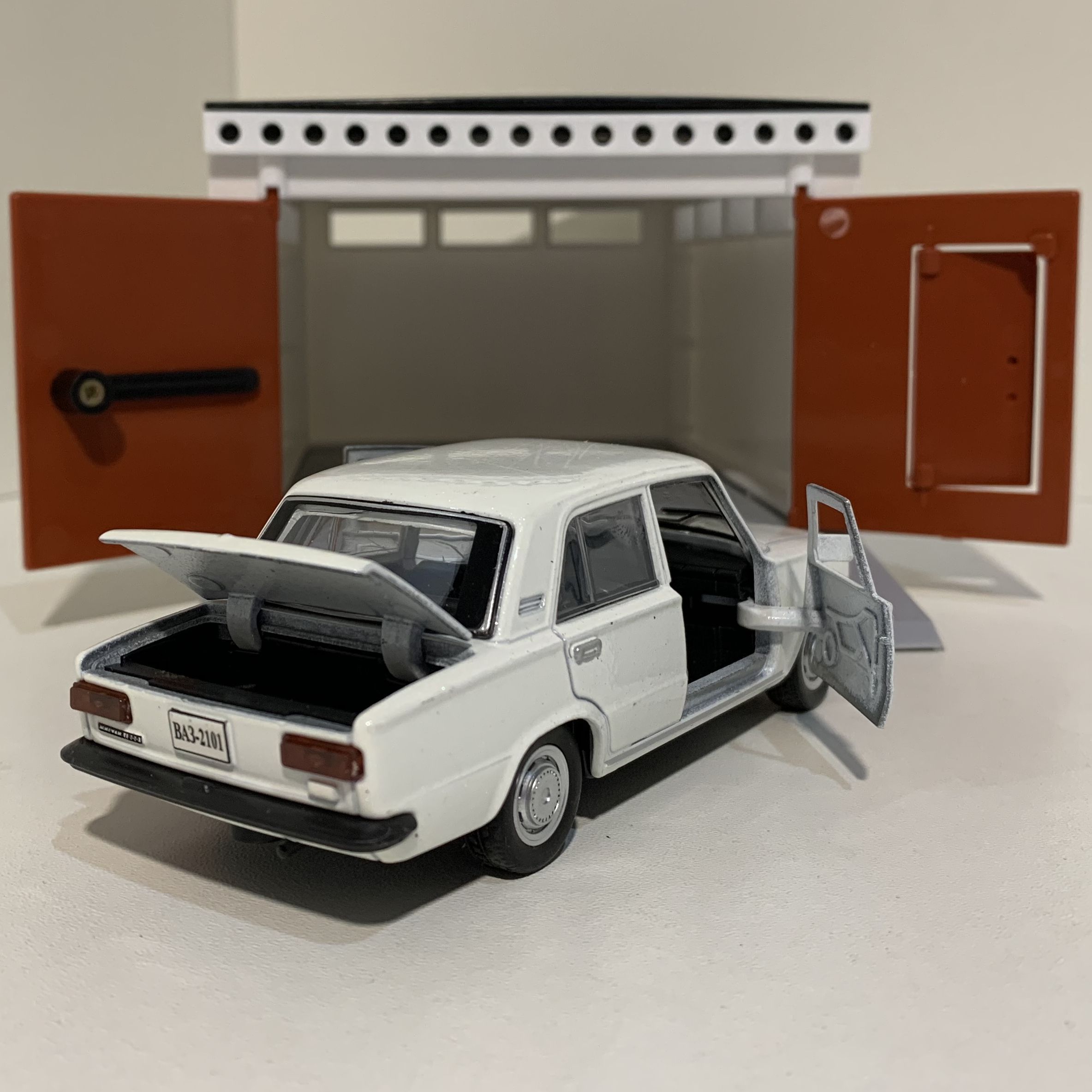 Гараж с распашными воротами и металлическая машинка модель ВАЗ 2101 инерция, 2 откр. двери и багажник - белая