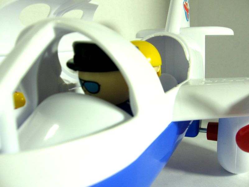 Игрушка самолет для малышей 26 см из пластика, с 2-ми фигурками и открывающейся крышей салона  Игрушка самолет для малышей 26 см из пластика, с 2-ми фигурками и открывающейся крышей салона