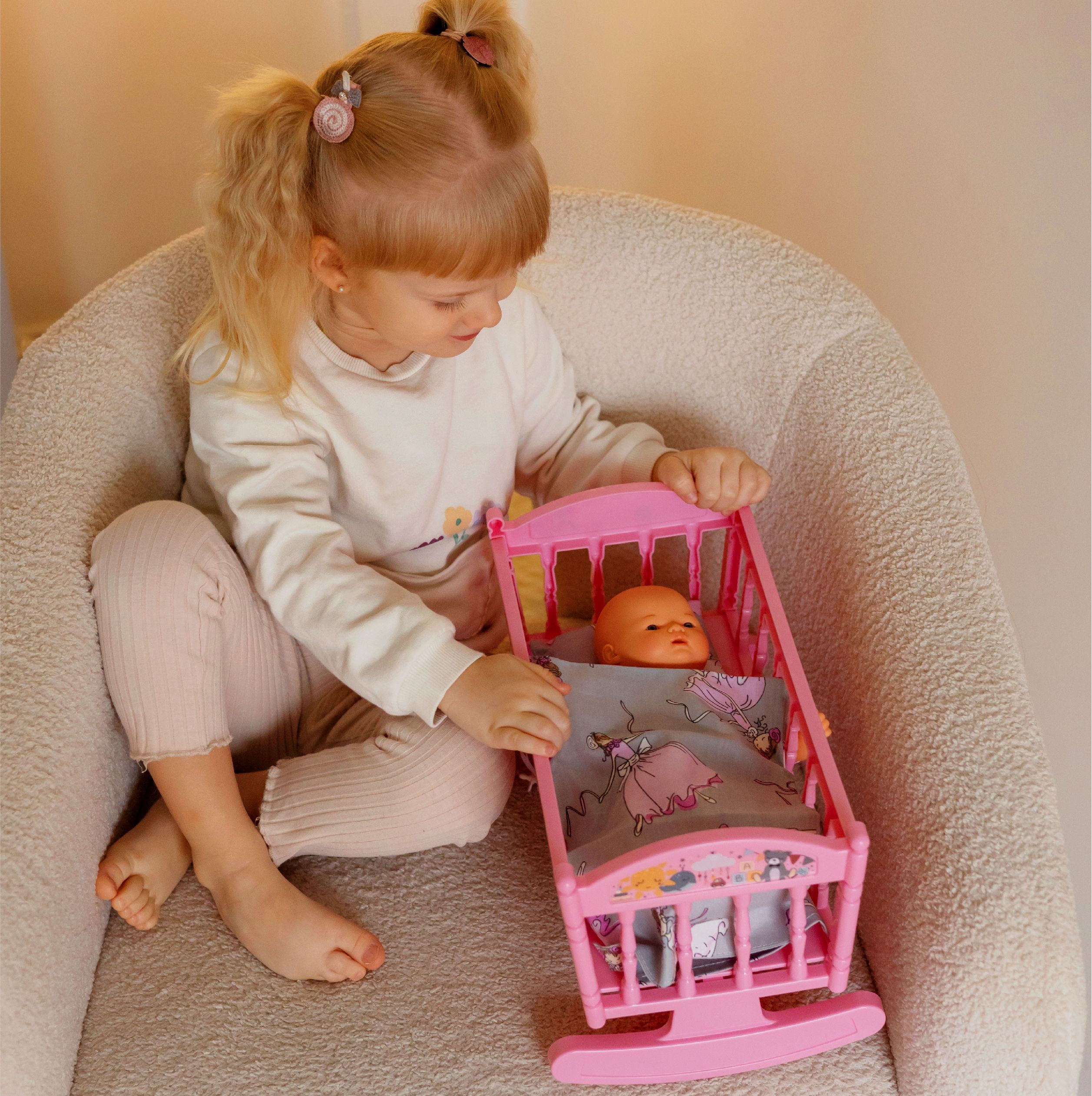 Кроватка-качалка с куклой ростом 28 см с подушкой, одеялкой и матрасиком розовая