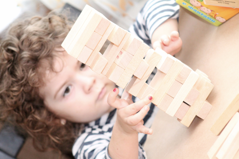 Игра башня из брусков с заданиями