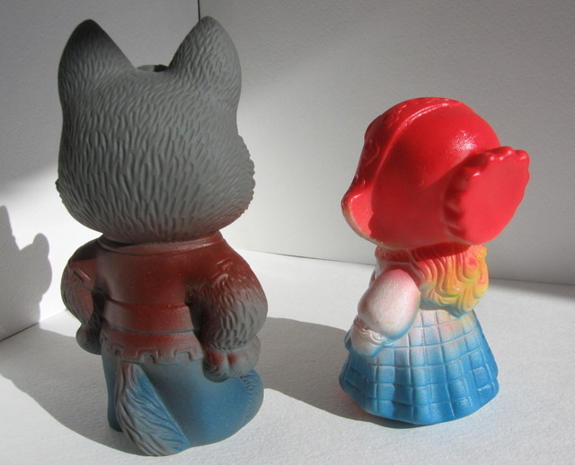 Фигурка волка и Красной Шапочки.