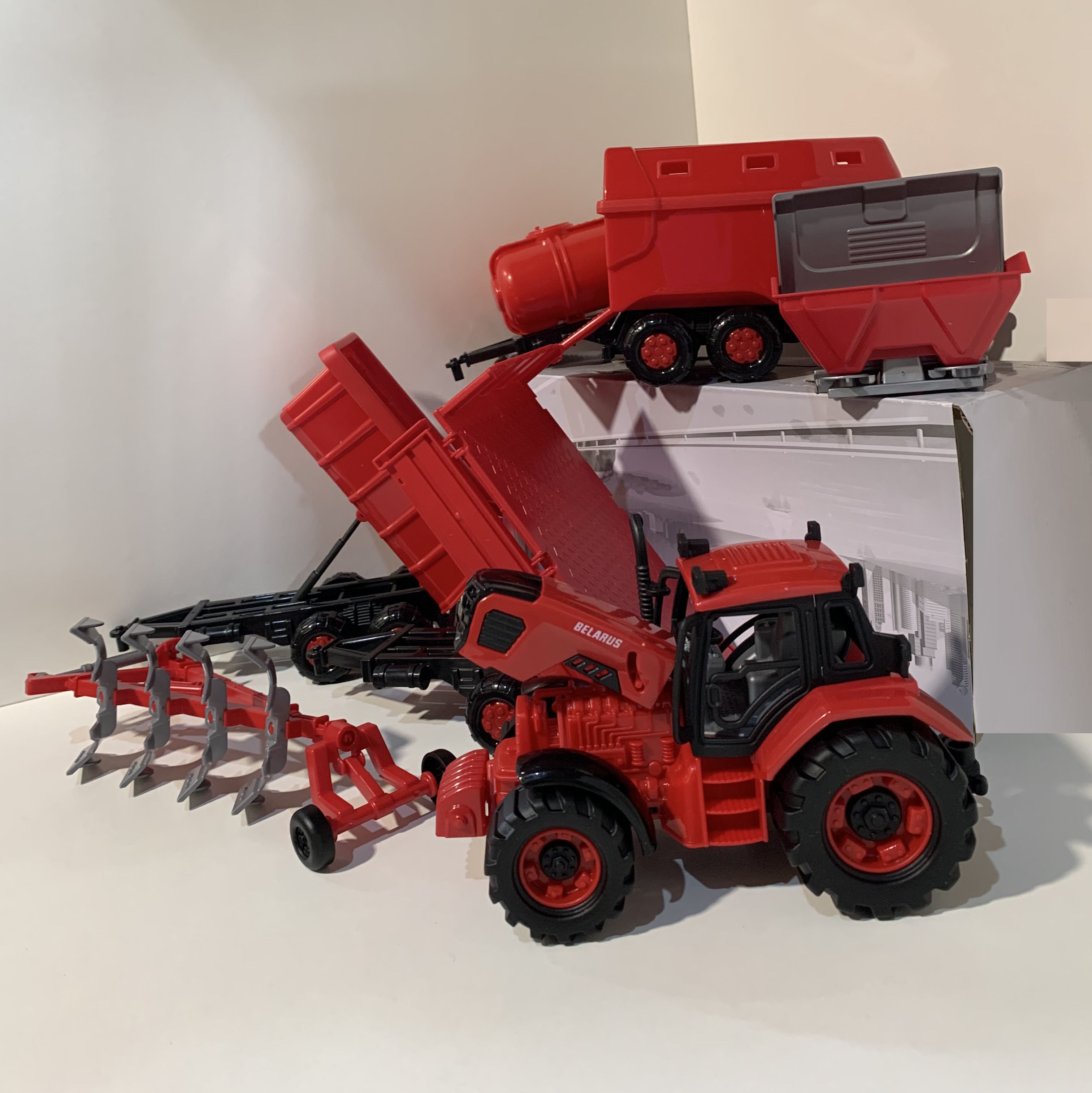 Набор из 6-ти прицепов - инерционный трактор Belarus Полесье красный