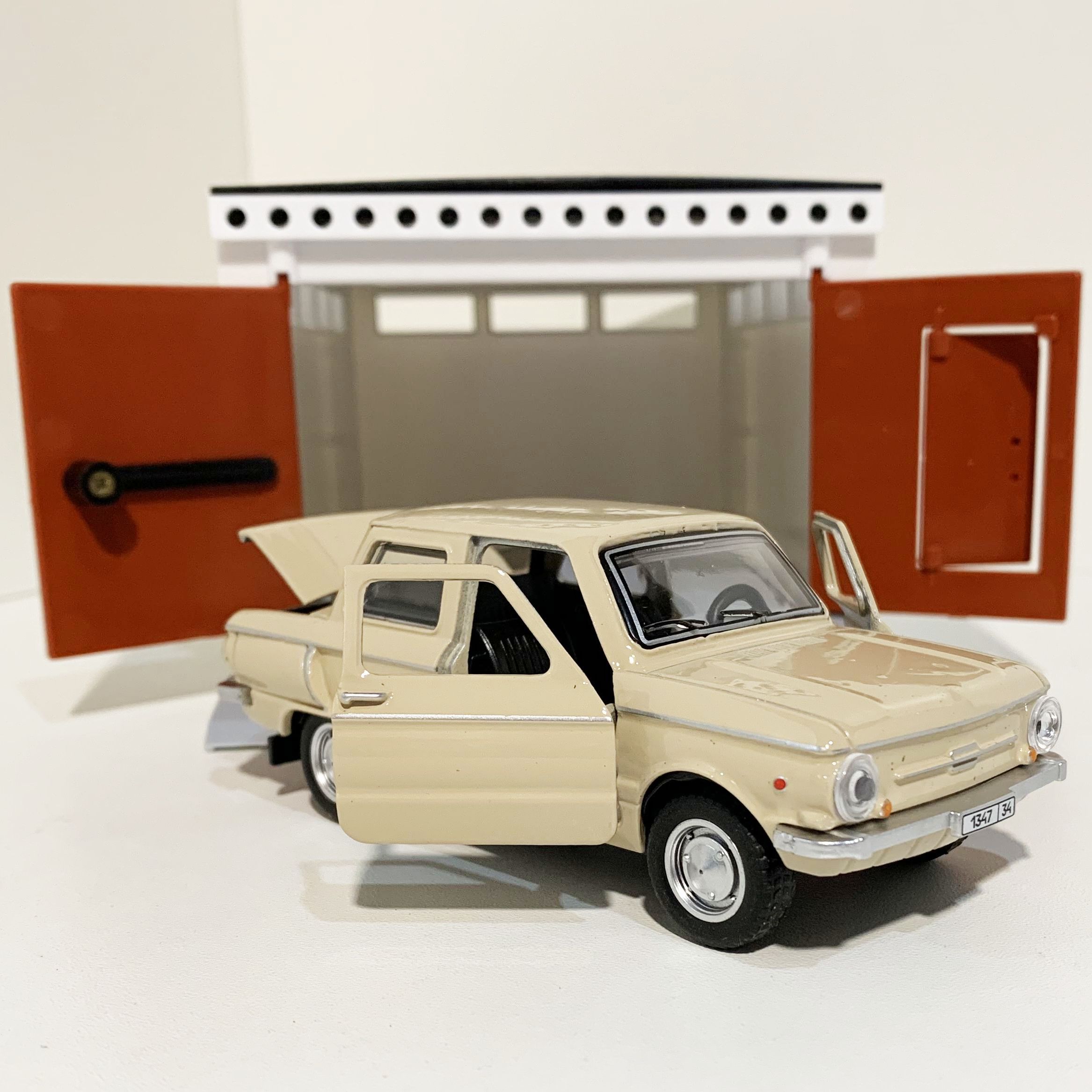 Гараж с распашными воротами и металлическая инерционная машинка модель Запорожец ЗАЗ-968А с 2-мя открывающимися дверями 12 см - бежевый