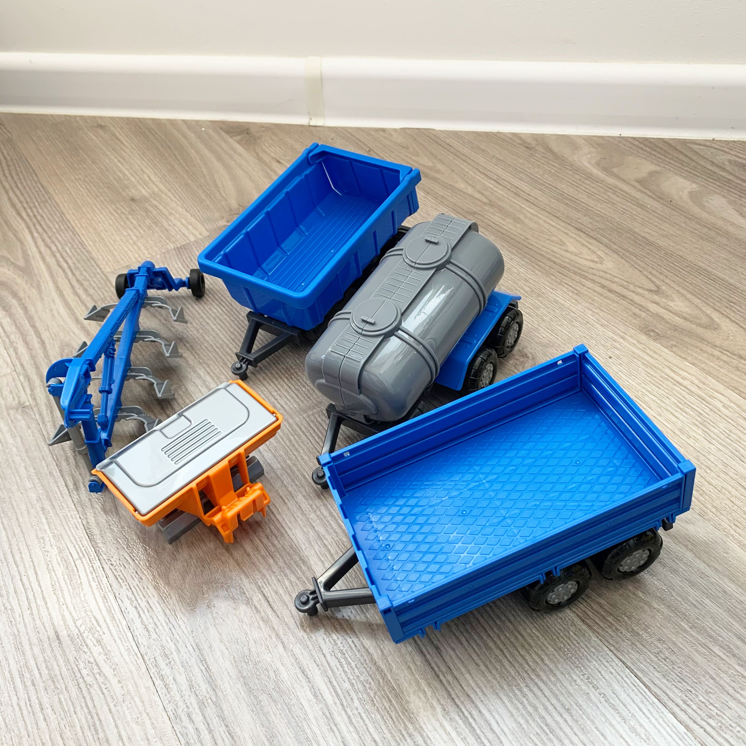 Набор 5-ти прицепов для трактора Прогресс синий  Полесье