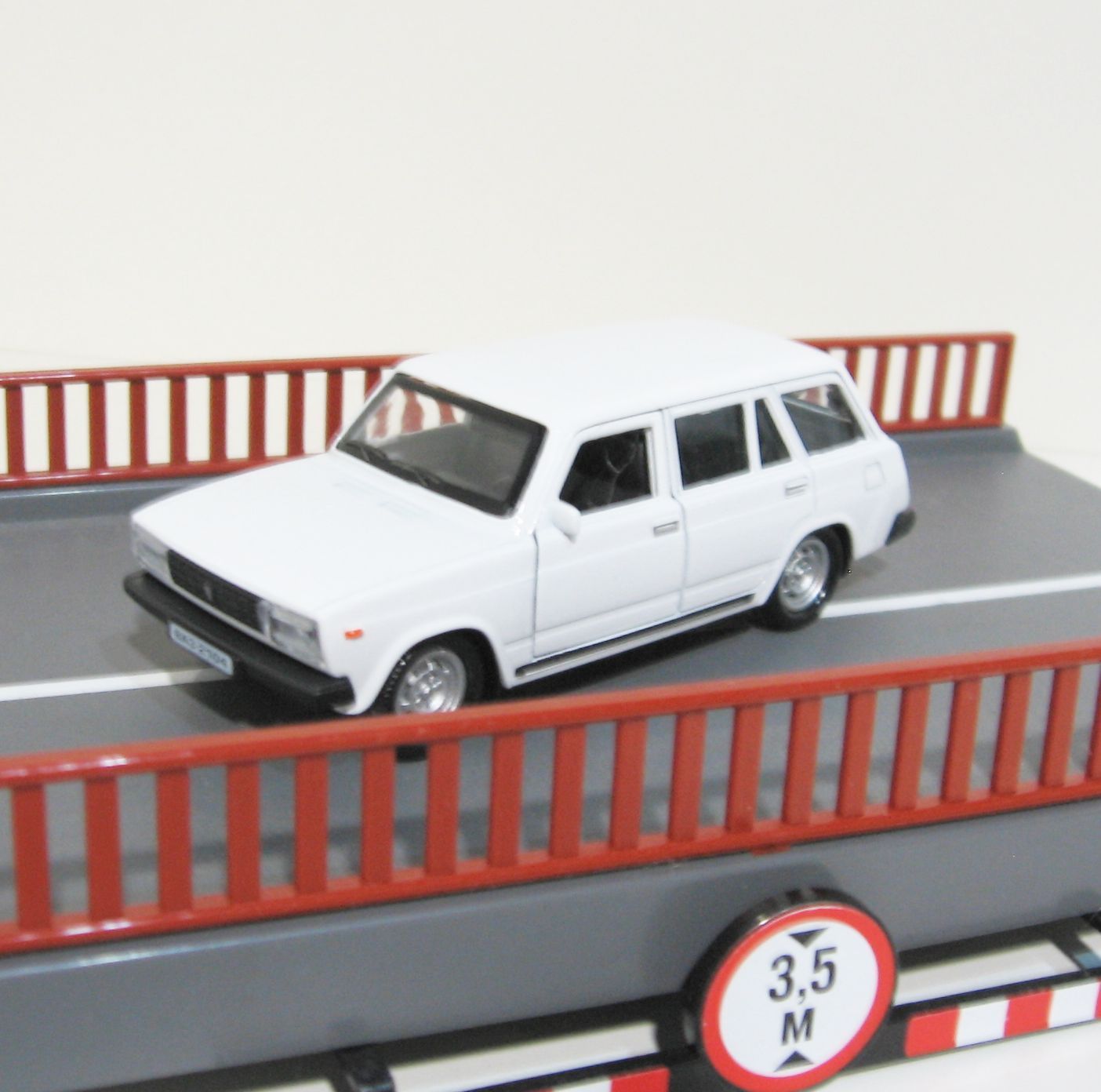 Металлическая инерционная машинка ЛАДА Классика универсал 2104 белая