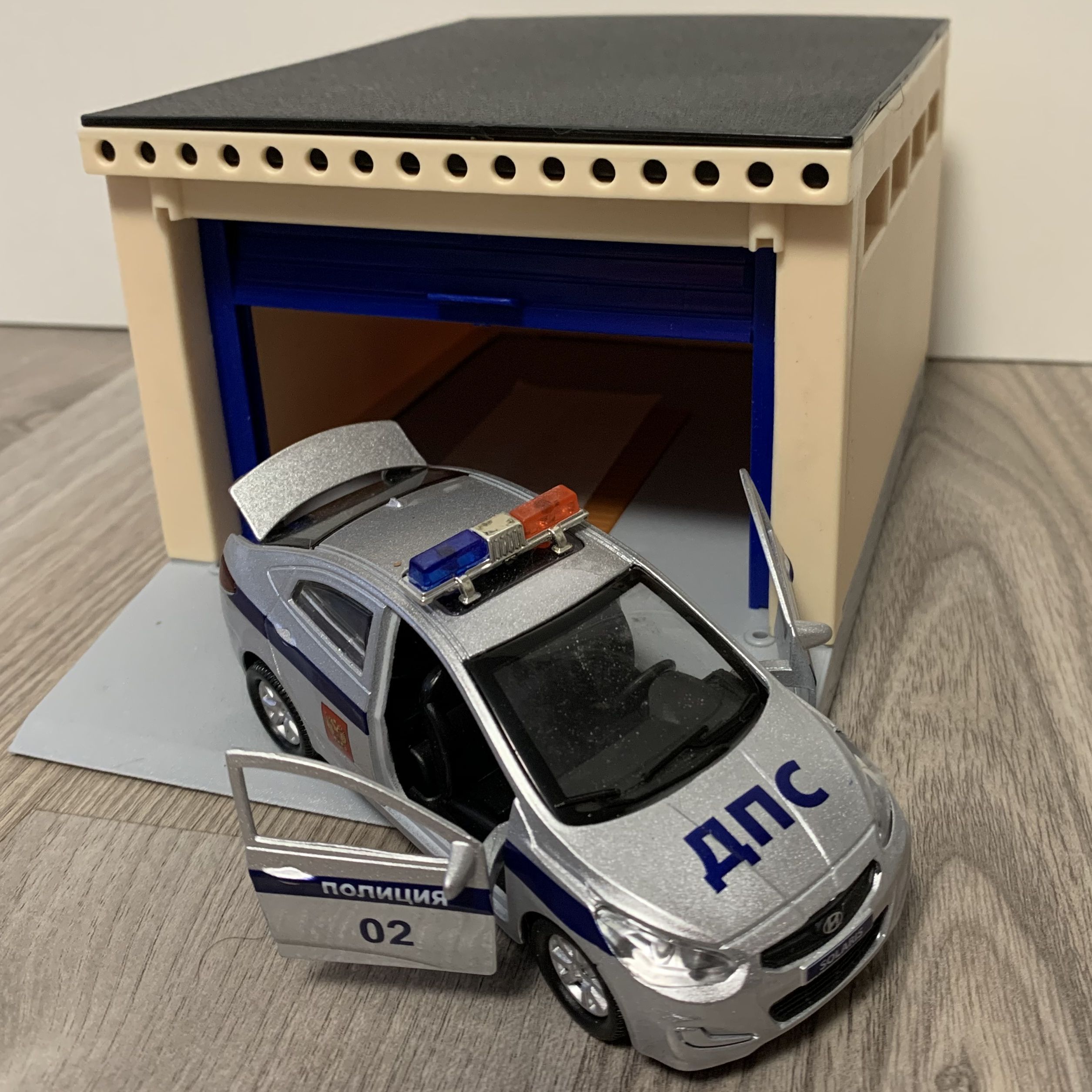 Гараж с подъемными воротами и машинка Полиция 12 см,