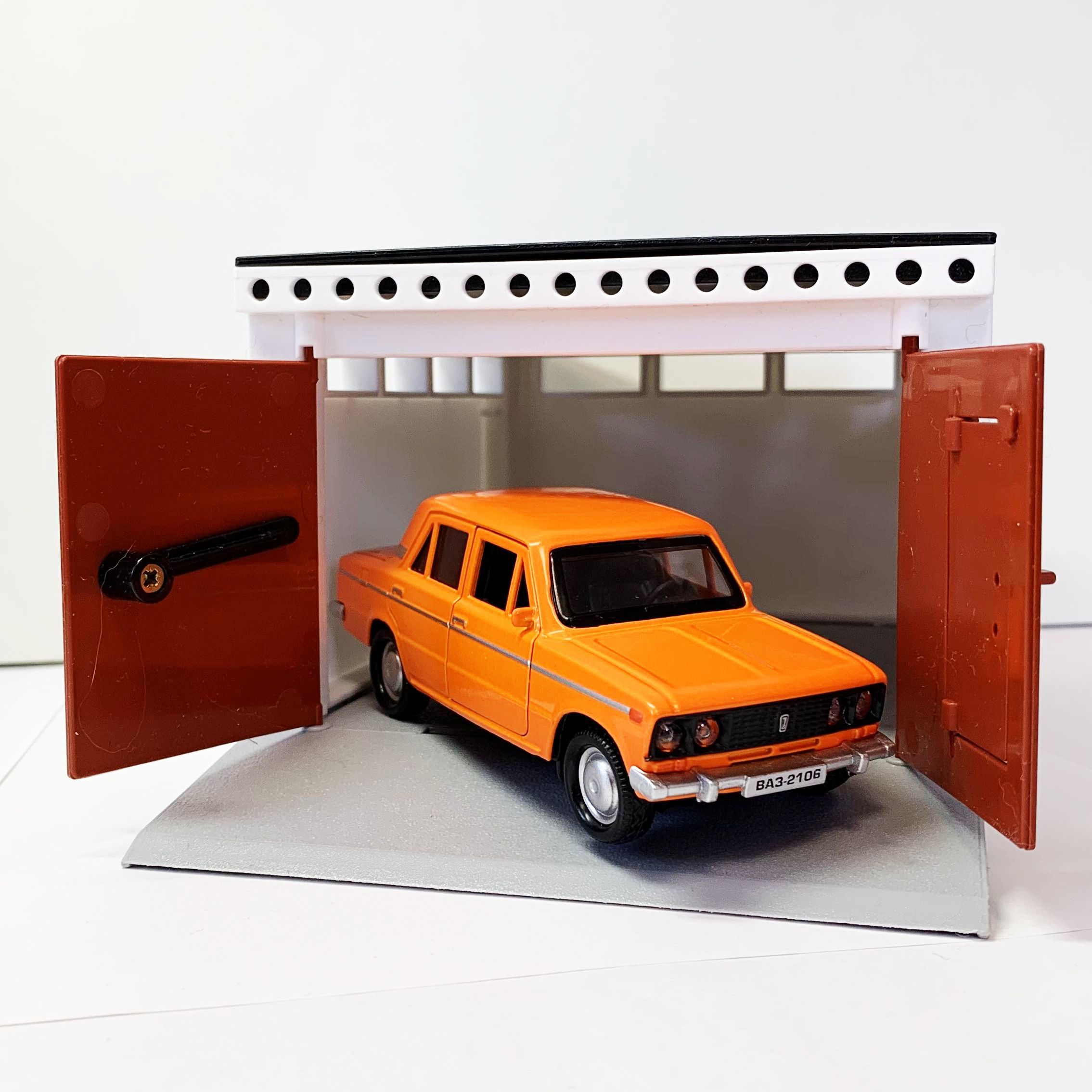 Гараж с распашными воротами и металлическая инерционная машинка ВАЗ 2106 с открывающимися дверями и багажником оранжевая