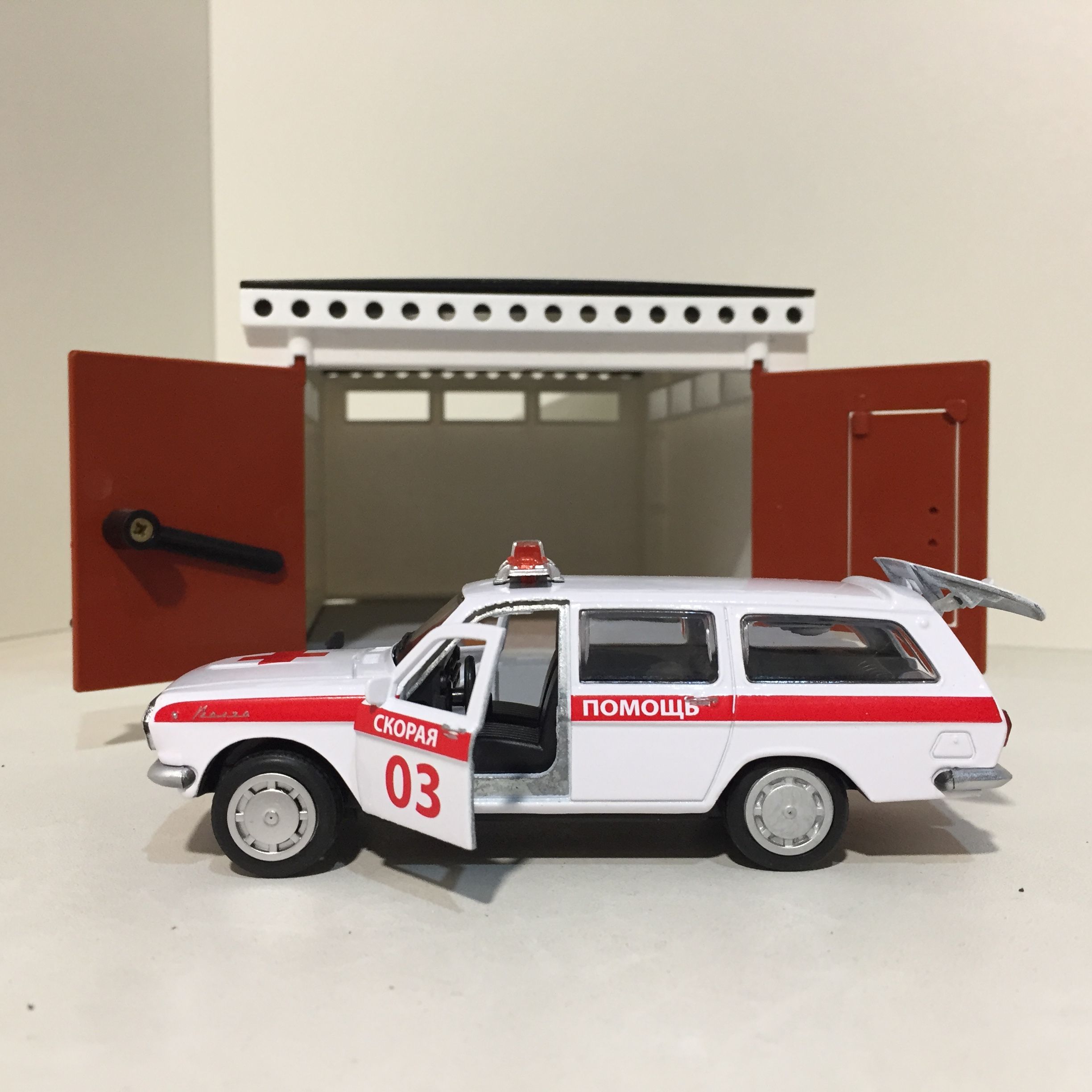 Гараж распашной и машинка скорая помощь Волга 2402 - звук, металл, инерция, открытие дверей, багажника