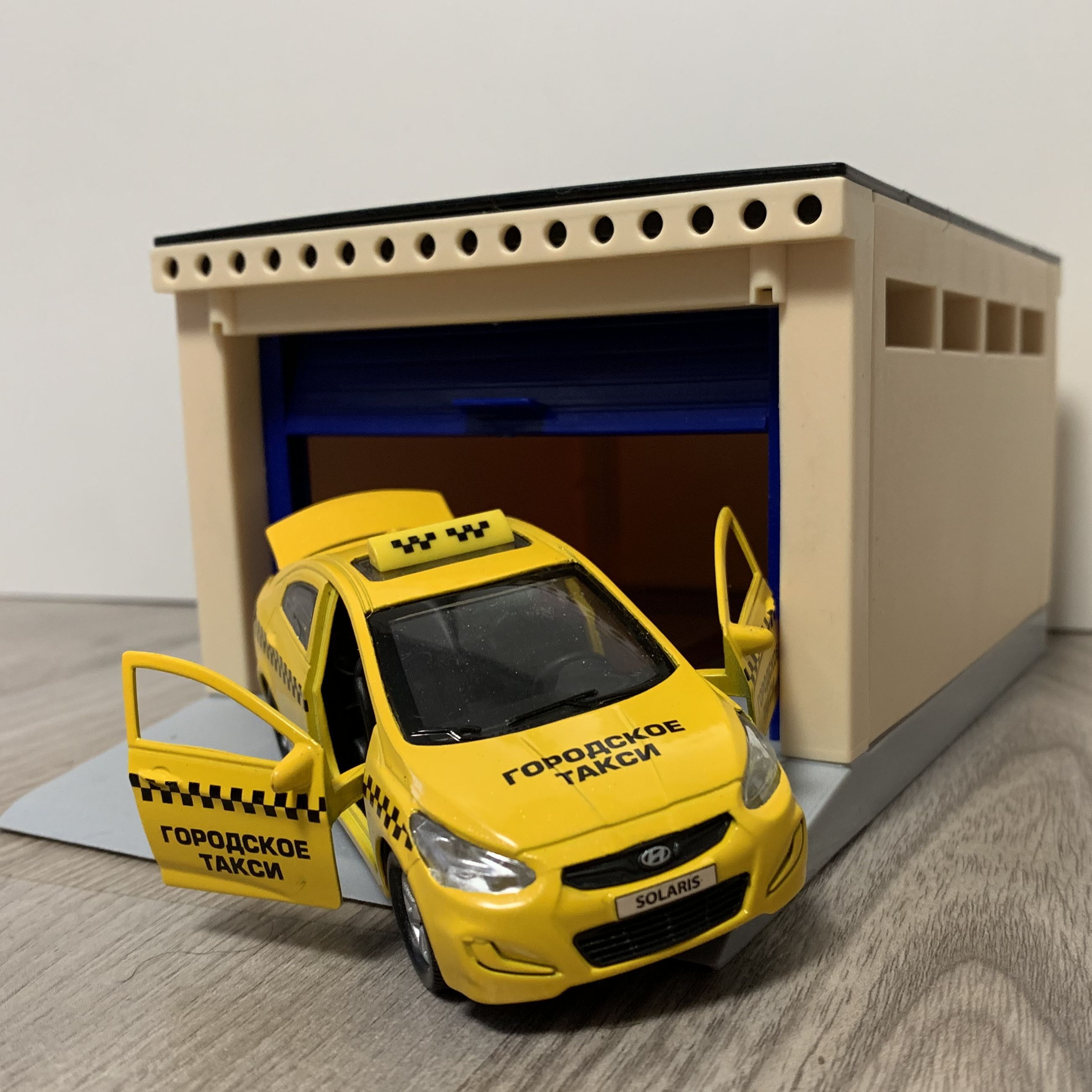 Гараж с подъемными воротами и машинка Такси 12 см
