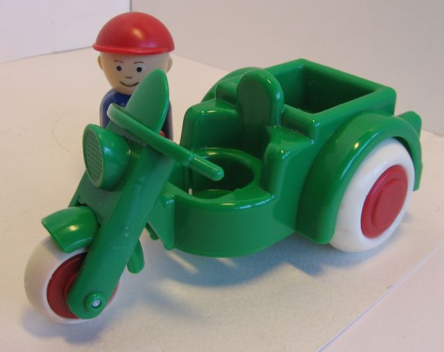 Игрушка мотороллер. Игрушечный мотороллер. Игрушка мотороллер. Игрушечный мотороллер.