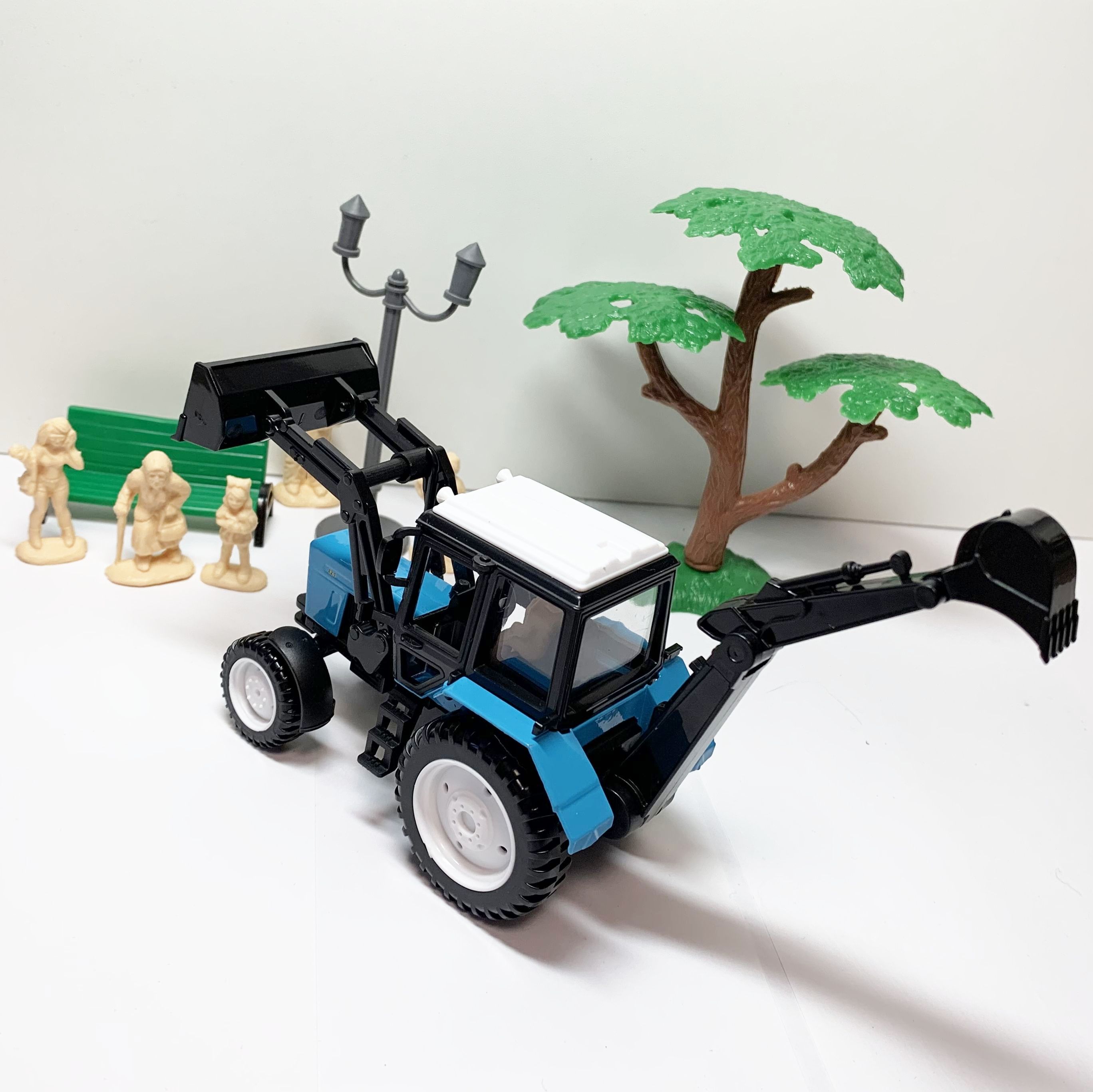 Модель трактор - экскаватор BELARUS с лопатой и ковшом - 16,5 см и фигурками людей