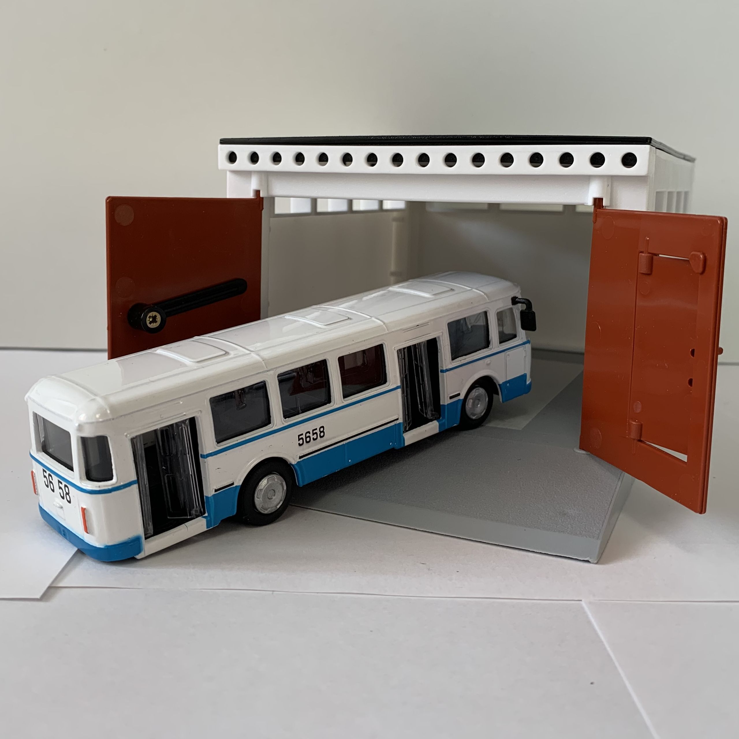 Детский разборный гараж с распашными воротами и металлический инерционный автобус ЛИАЗ 677