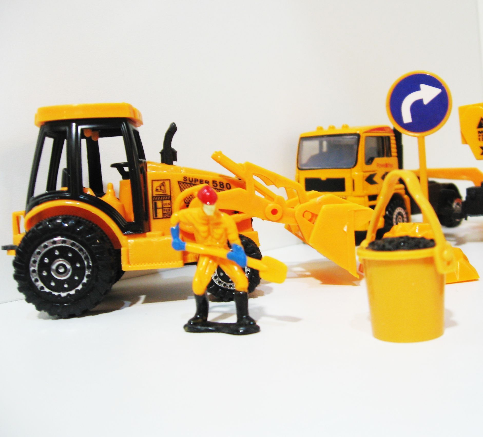 Набор из 5-ти машинок с металлическими кабинами 10-12 см и строительной техники для песочницы бетономешалка, автовышка, погрузчик, бульдозер, тягач с аксессуарами и человечками