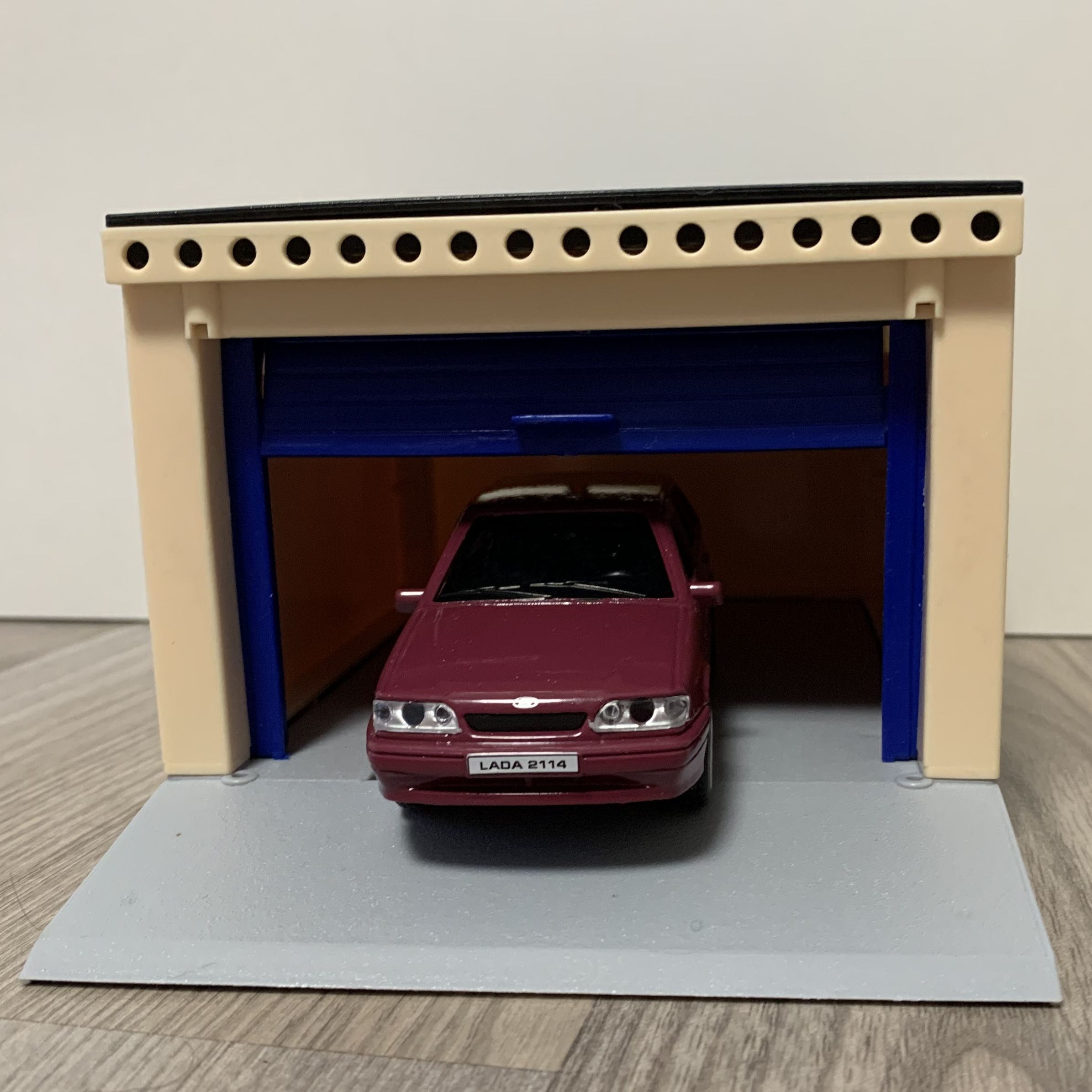 Игрушечный разборный гараж с подъемными воротами - модель 12 см Лада 2114 металлический кузов, инерция, открытие 2-х дверей и багажника- бордовая