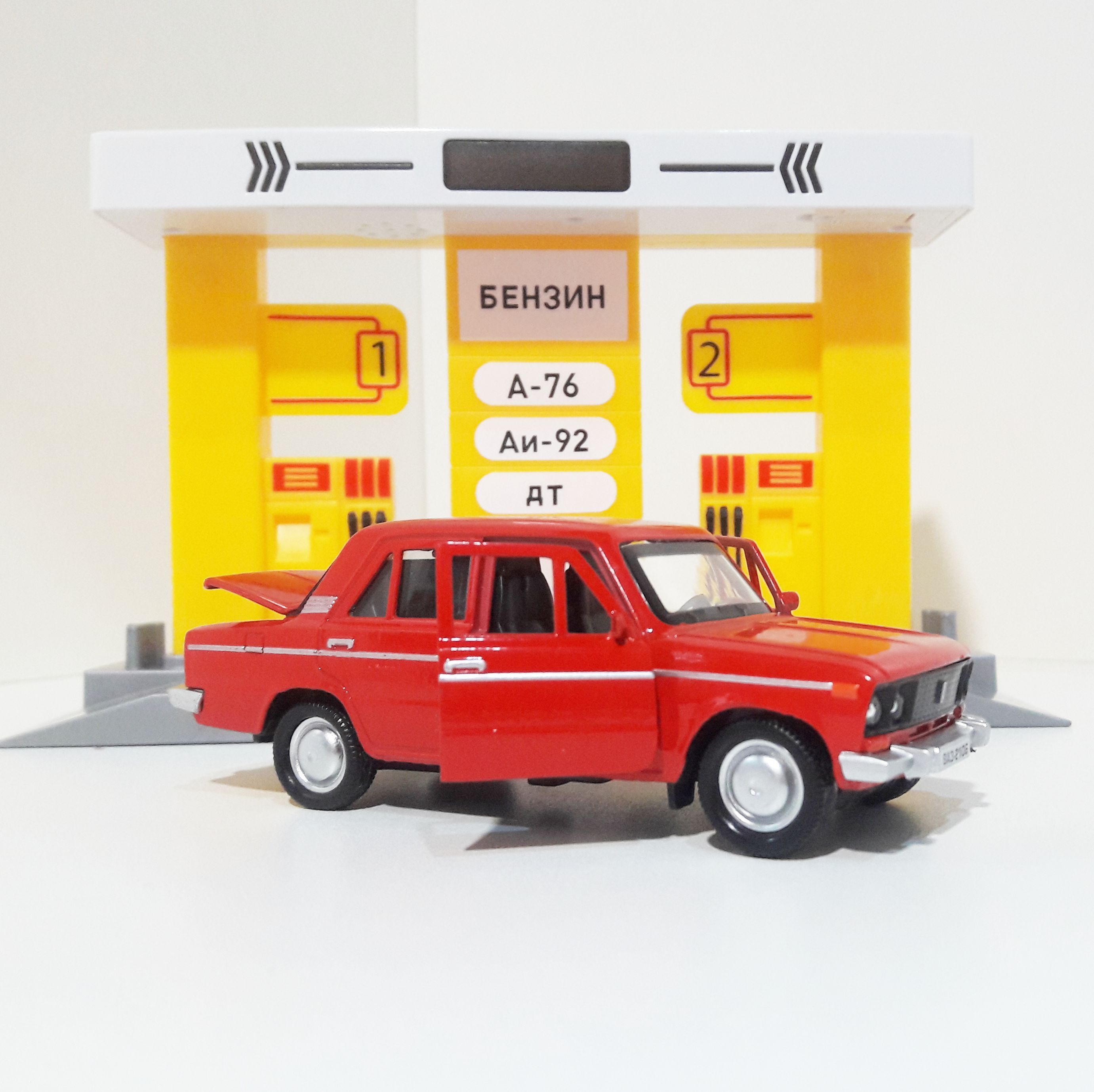 Игрушечная парковка  Игровой набор Автозаправочная станция с машинкой жигули