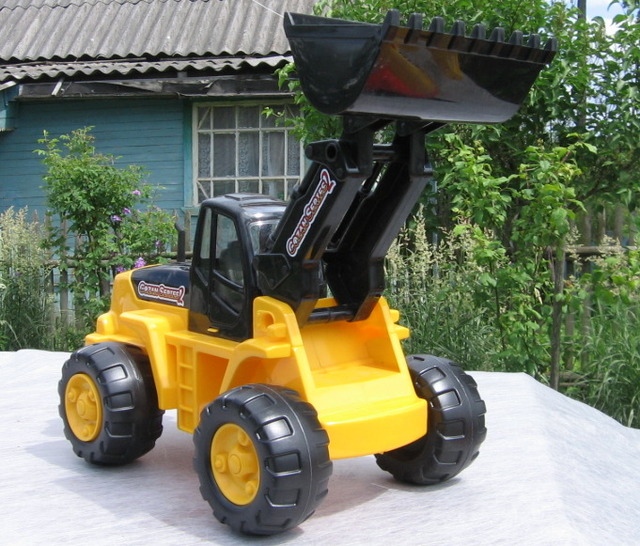 Детский трактор погрузчик с ковшом. 