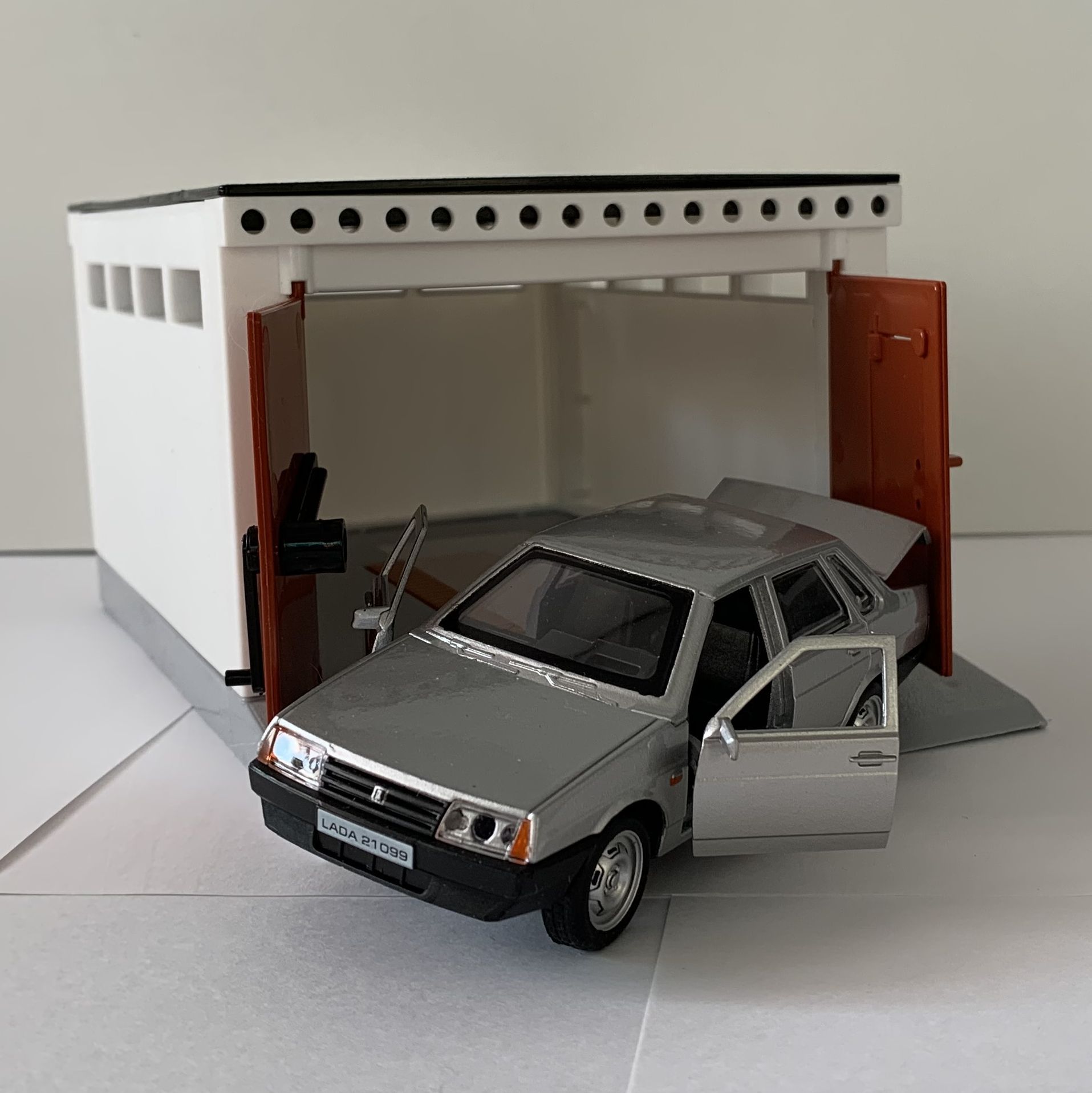 Металлическая машинка игрушка модель LADA 21099 СЕРЕБРИСТАЯ в ретро гараже с распашными воротами 21 см