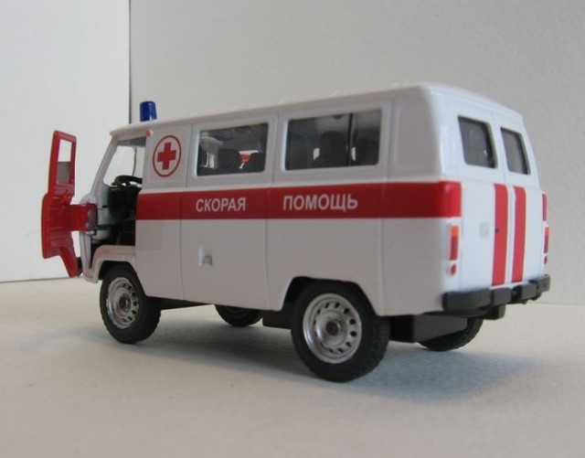 Игрушка УАЗ буханка скорая помощь бело-красная