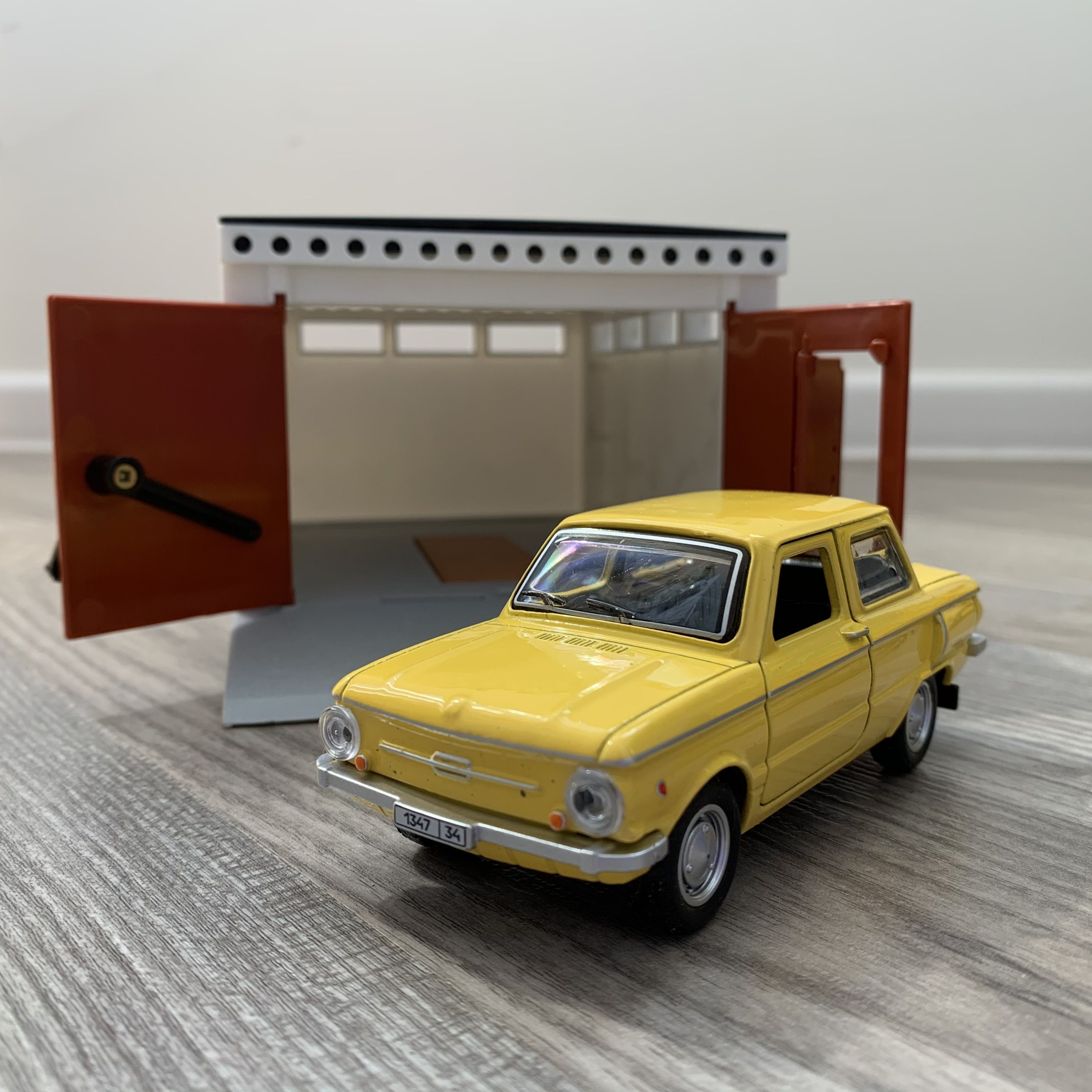 Гараж с распашными воротами и металлическая машинка 12 см модель Запорожец ЗАЗ-968А инерция, открытие 2-х дверей, багажника - желтый