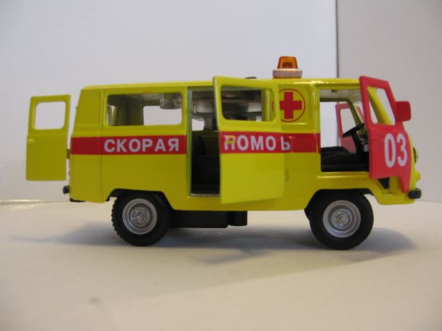 Желтая скорая помощь игрушка УАЗ