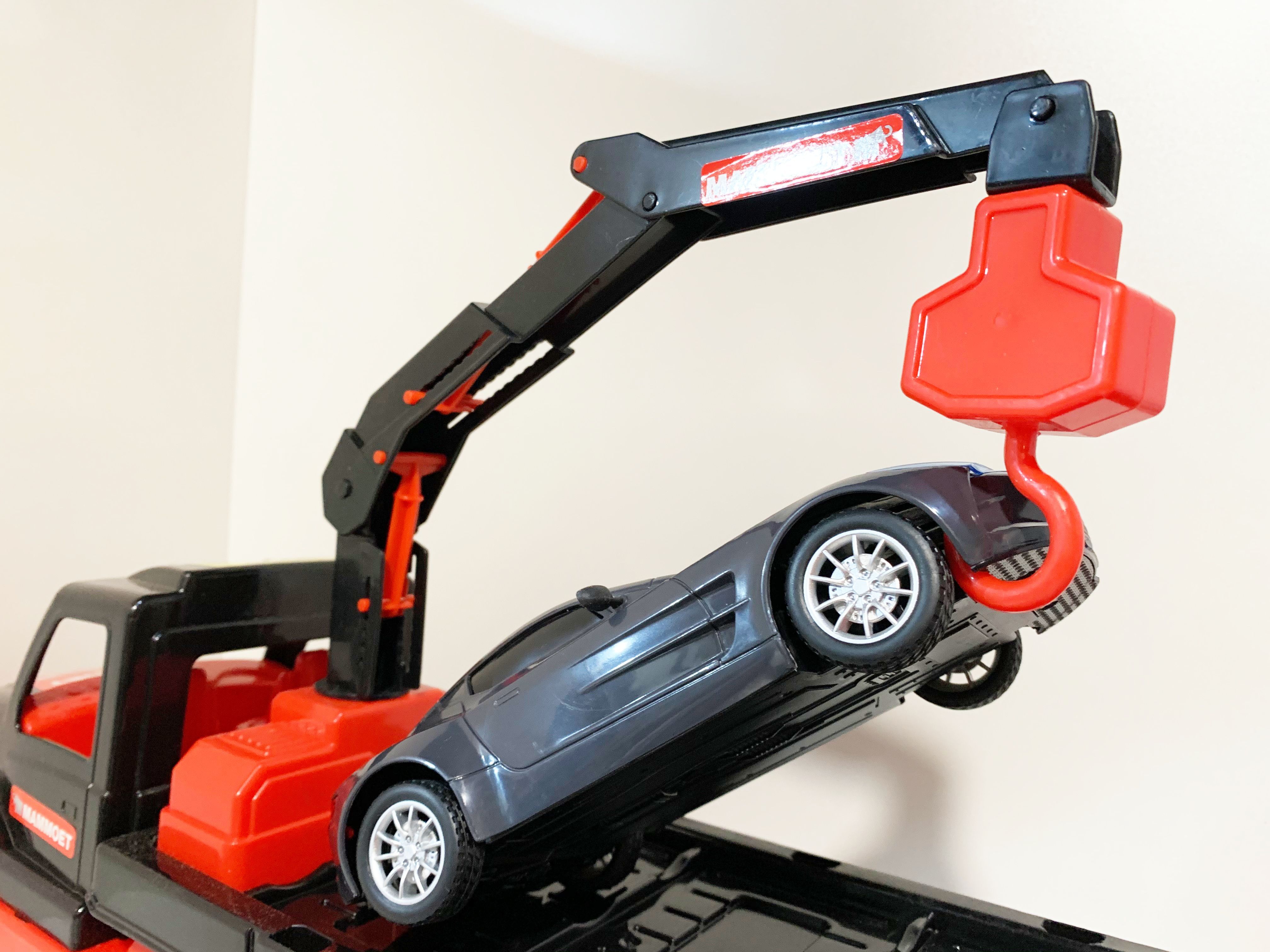 Набор 2 в 1 - грузовик эвакуатор с краном для погрузки на платформу с машинкой 21 см и 3-х контейнерный мусоровоз 47 см черно-красный