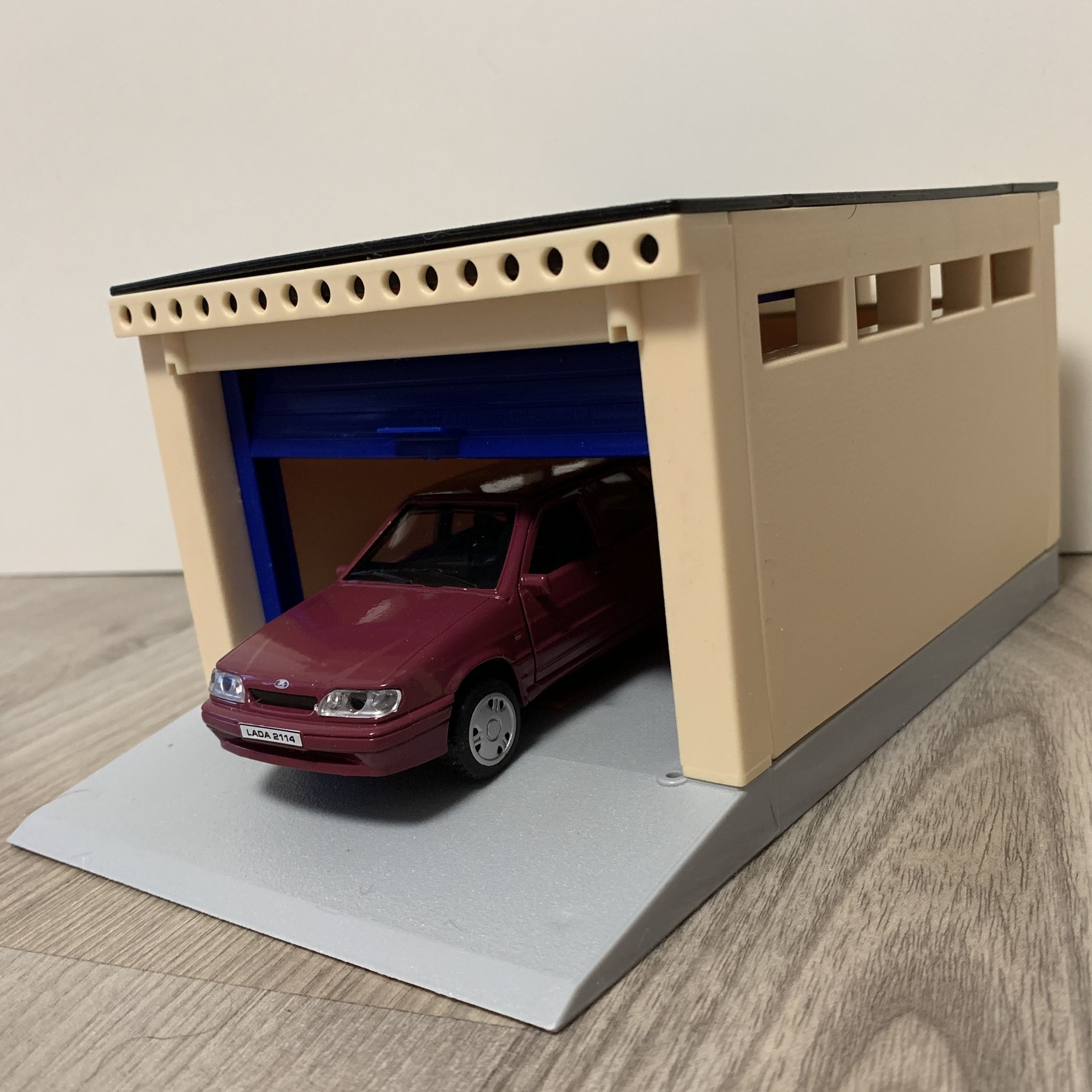 Игрушечный разборный гараж с подъемными воротами - модель 12 см Лада 2114 металлический кузов, инерция, открытие 2-х дверей и багажника- бордовая
