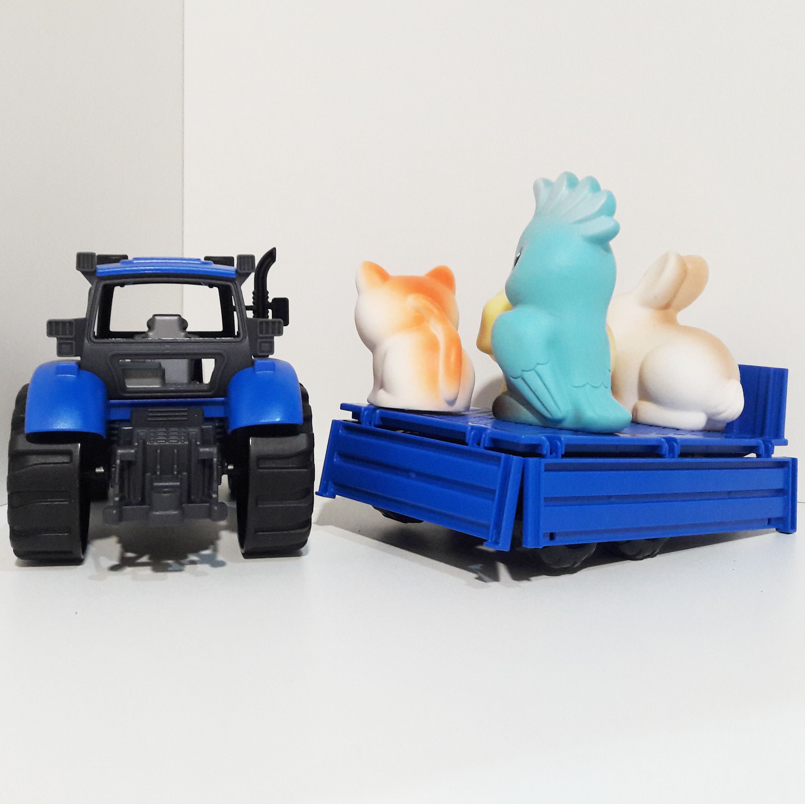 Синий трактор с прицепом и 4 фигурки животных