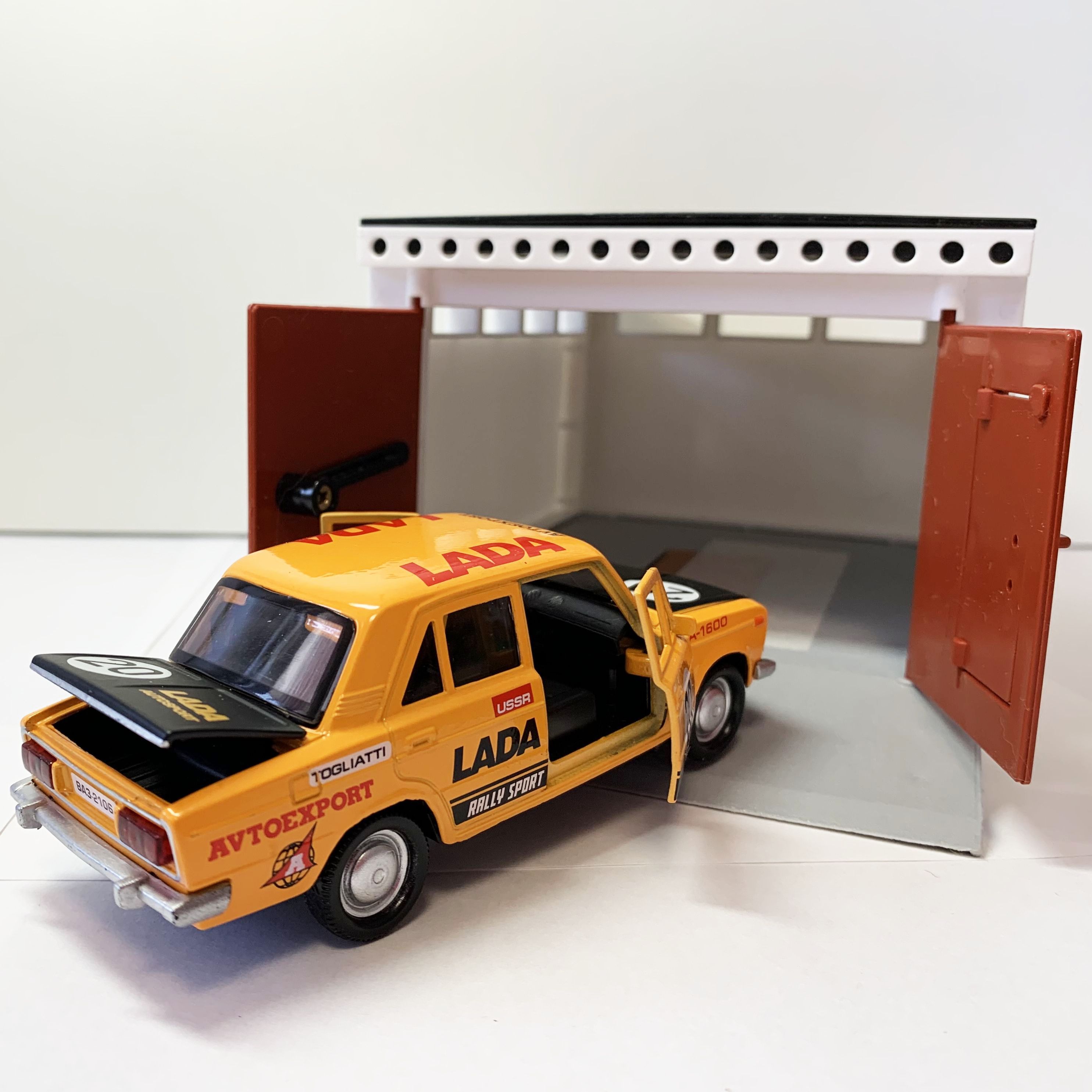 Гараж с распашными воротами и металлическая инерционная машинка ВАЗ 2106 СПОРТ с открывающимися дверями и багажником оранжевая